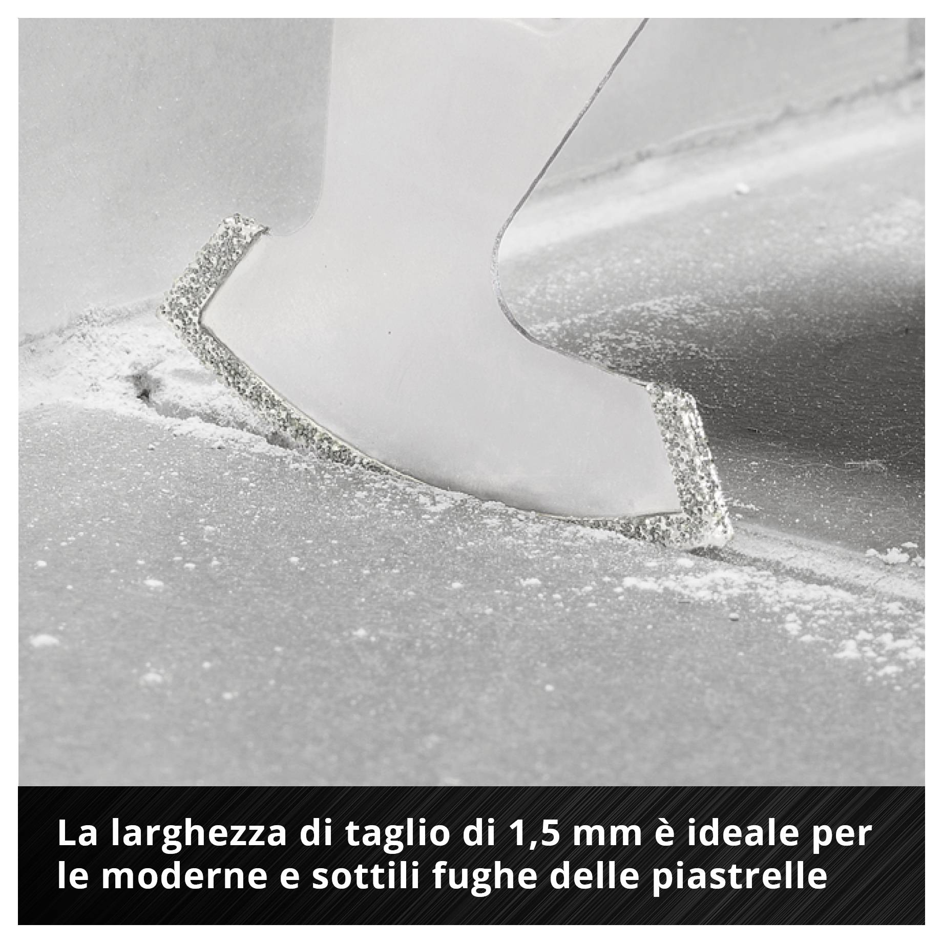 Un coltello con larghezza di taglio di 1,5 mm rimuove il materiale di sigillatura tra le piastrelle. Testo: '1,5 mm di larghezza di taglio è ideale per fughe di piastrelle moderne e sottili'.