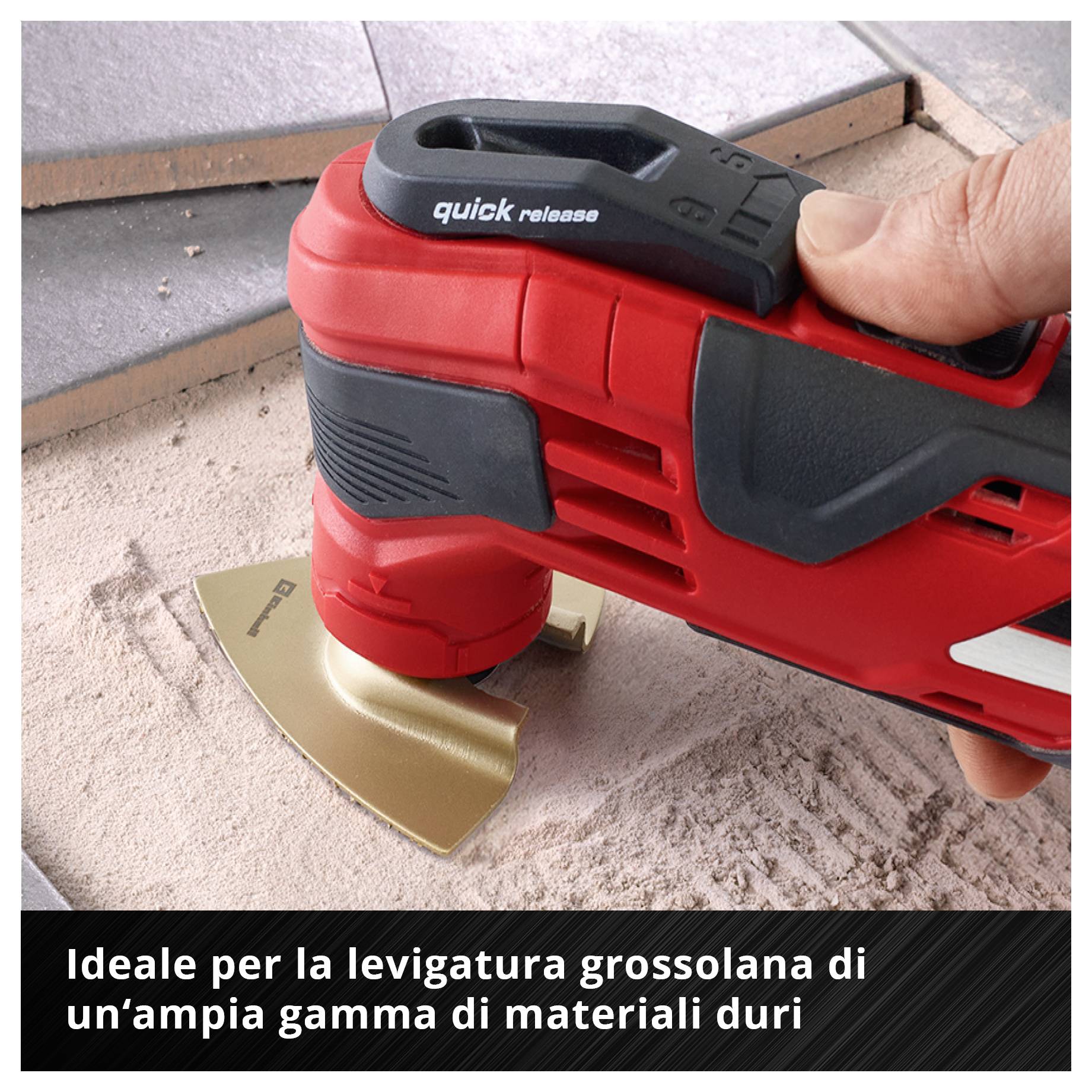'Un utensile elettrico rosso con accessorio per la molatura dorato mentre leviga le piastrelle del pavimento. Testo: Ideale per la sgrossatura di materiali duri.'