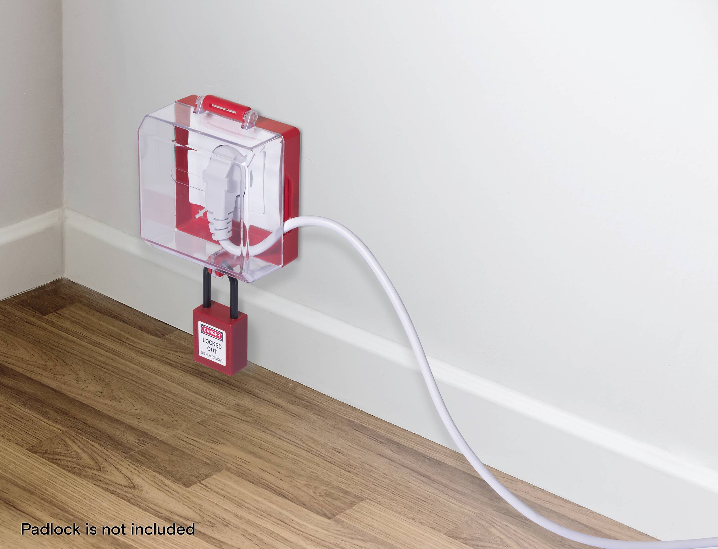 Una presa elettrica bloccata con un coperchio di sicurezza trasparente e un'etichetta di blocco rossa. Un cavo bianco è inserito nella presa. Il lucchetto non è incluso.