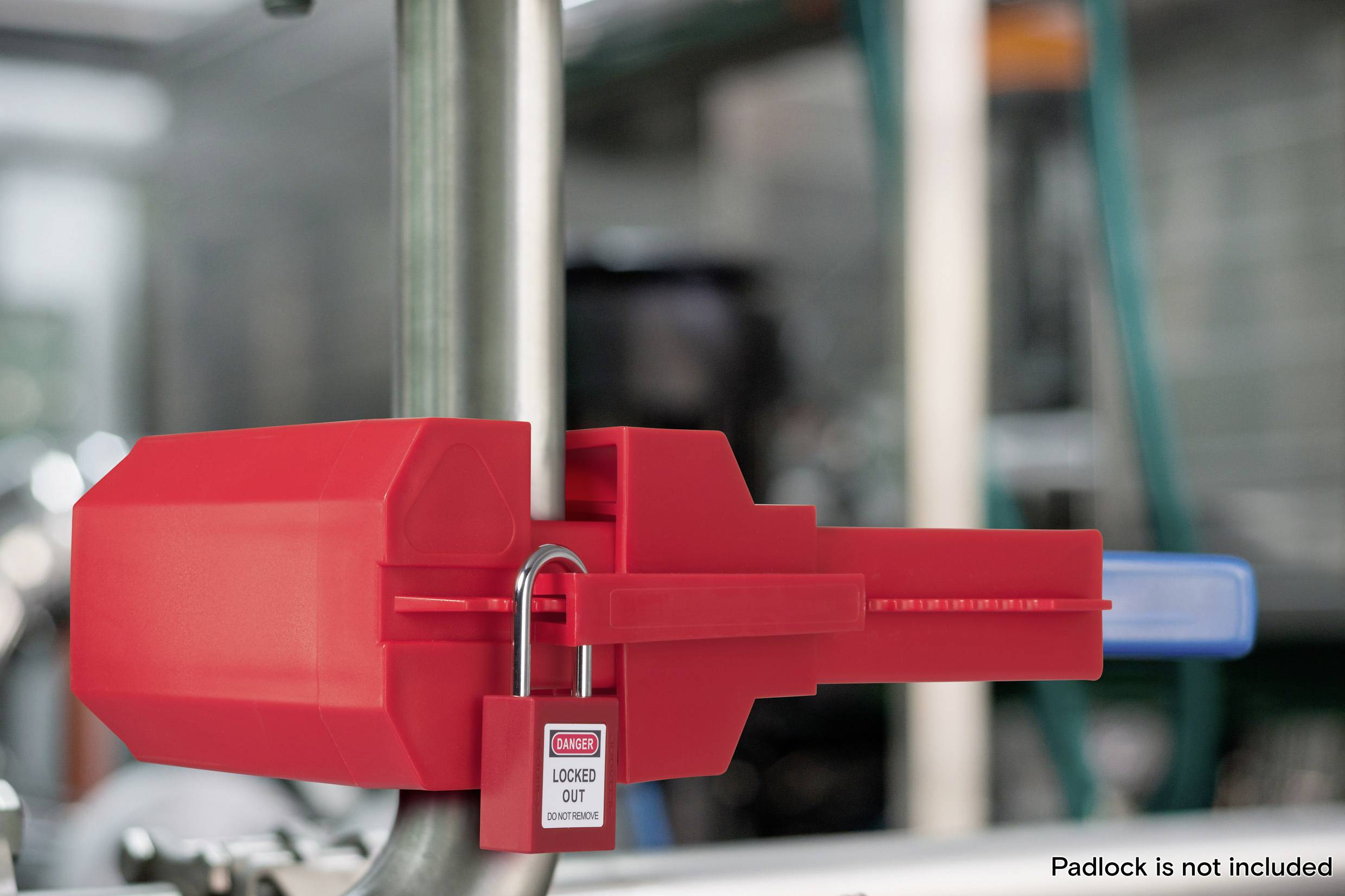 Un dispositivo di bloccaggio rosso è fissato su un tubo, con un'etichetta che recita "Dispositivo di lockout. Lucchetto non incluso."