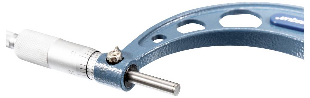 Un primo piano di un micrometro blu, che mostra l'incudine e il mandrino con una scala di precisione, utilizzato per misurare con precisione piccole distanze.