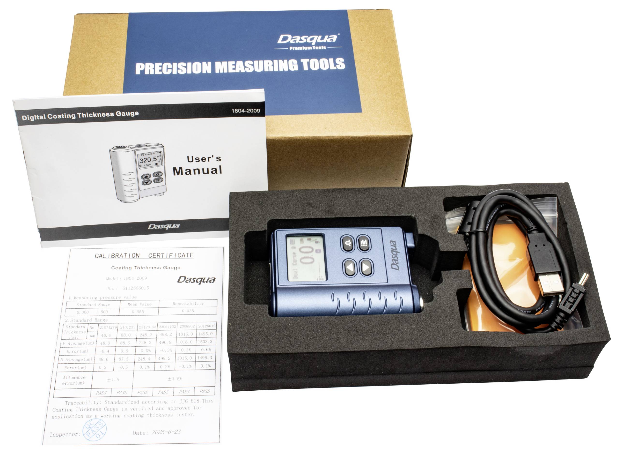 Un kit di spessimetro digitale include lo spessimetro, un cavo USB, un manuale per l'utente e un certificato di calibrazione in una scatola etichettata 'Strumenti di Misura di Precisione'.
