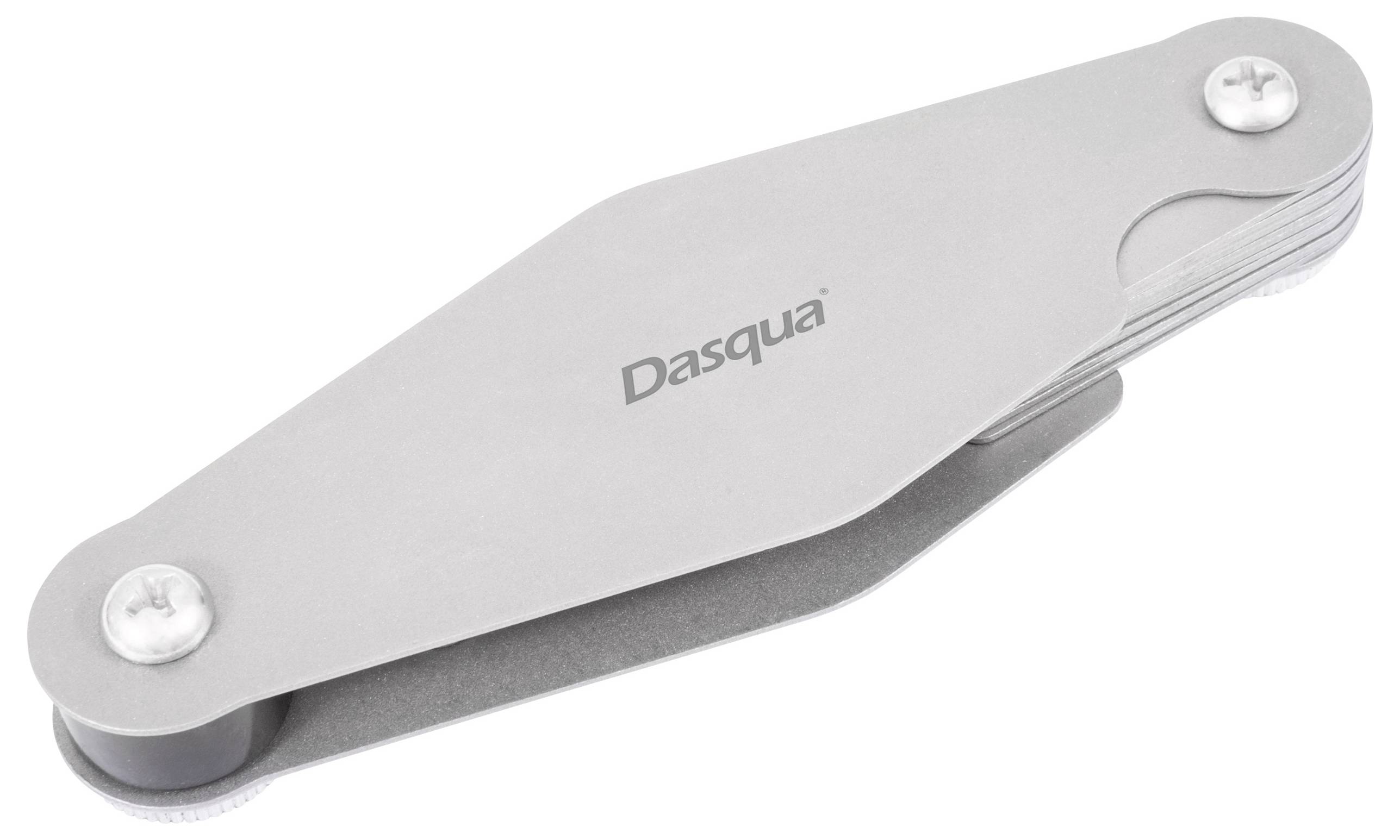 Un calibro metallico etichettato 'Dasqua', piegabile, con bordo arrotondato e cerniere, probabilmente utilizzato per compiti di misurazione o ispezione.