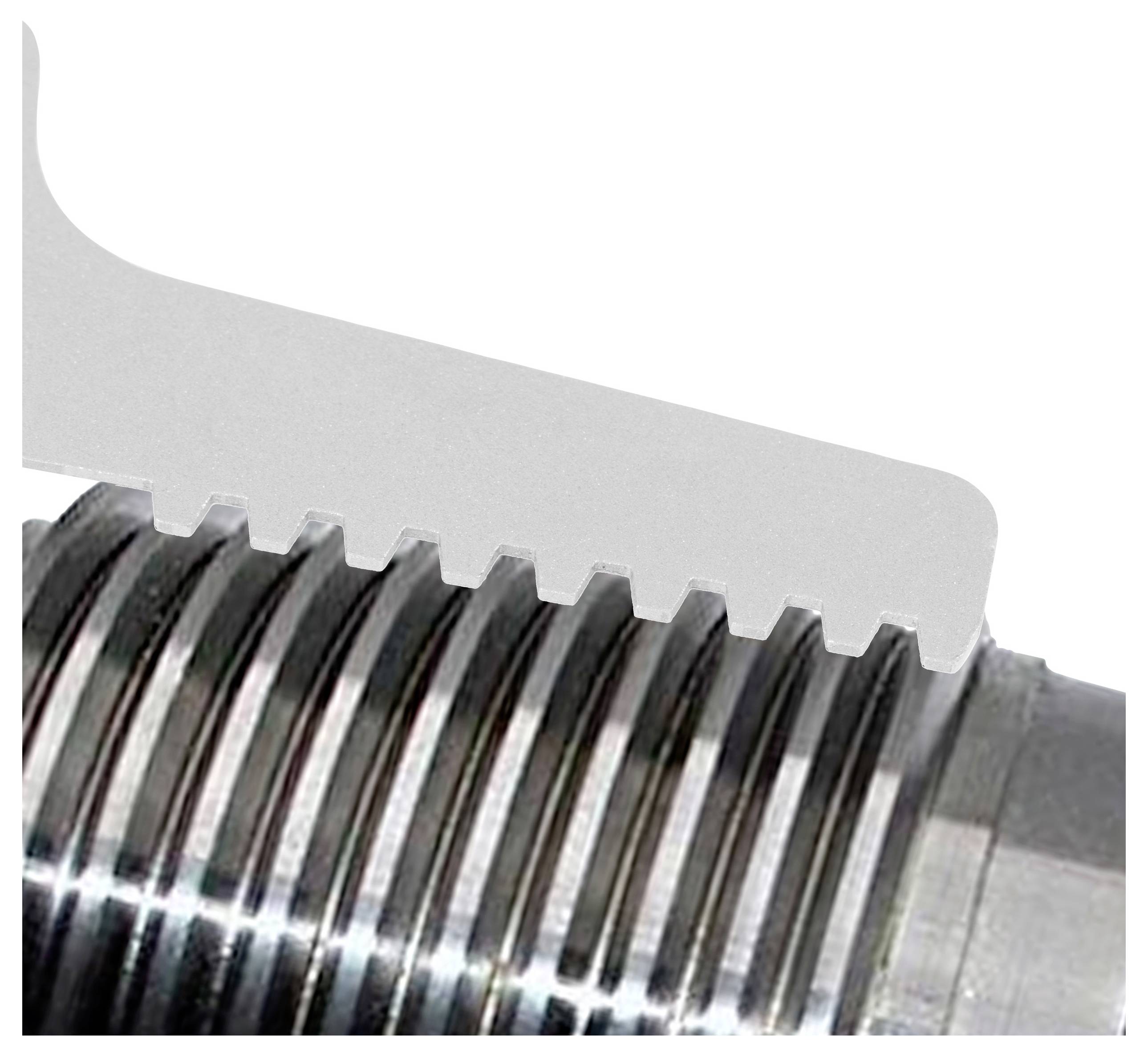 Un primo piano di un componente metallico filettato, che mette in evidenza le sue scanalature a spirale.
