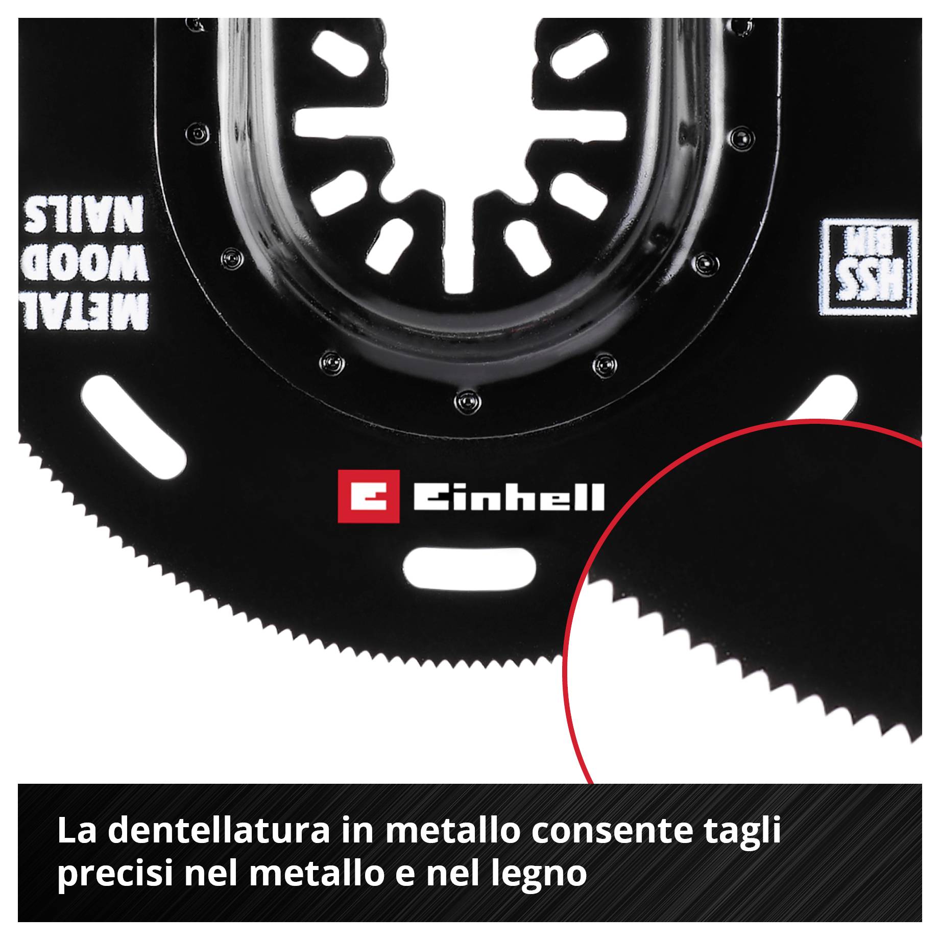 Utensile elettrico multifunzionale con impugnatura rosso-nera taglia i giunti nelle piastrelle murali con una lama circolare.