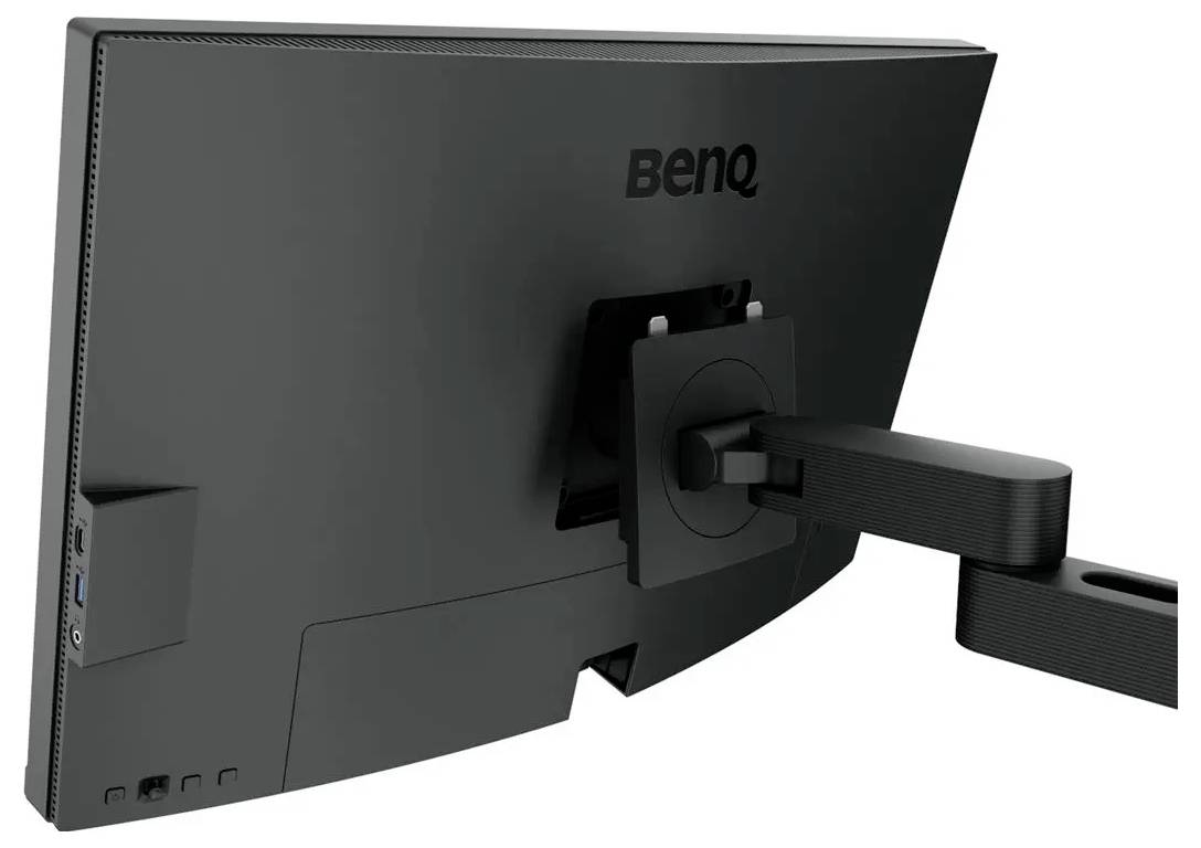 Un monitor nero con schermo curvo è montato su un braccio regolabile. Il marchio 'BenQ' è visibile sul retro.