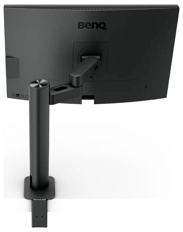 Un monitor nero BenQ montato su un supporto regolabile, visto dal retro, che mette in mostra il suo design elegante e le funzionalità di gestione dei cavi.
