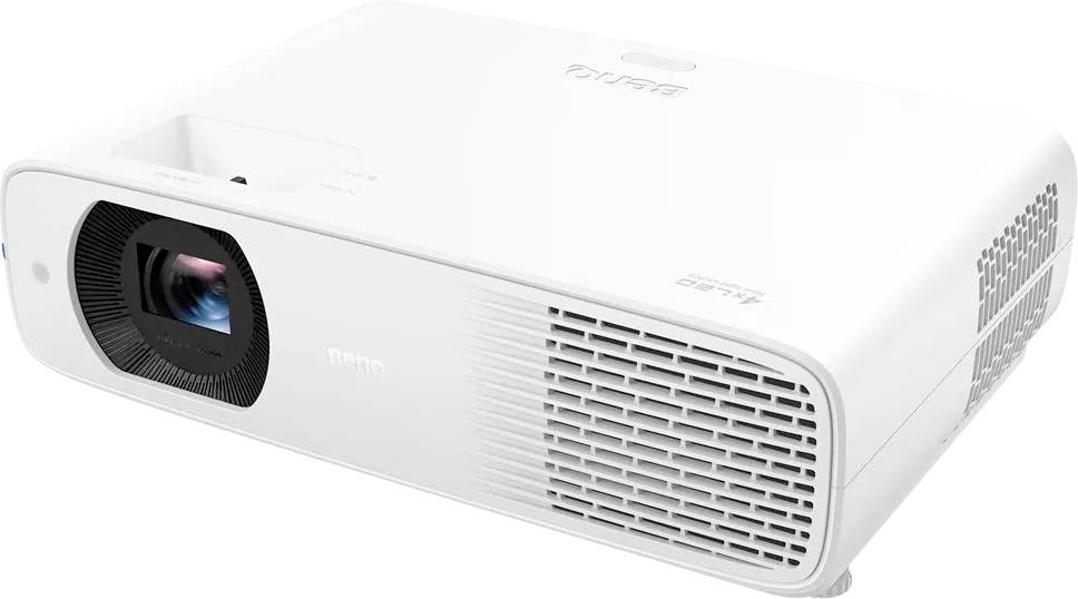 Un proiettore multimediale bianco con un obiettivo prominente, ventilazione laterale e dettagli del modello sulla parte superiore, adatto per uso in ufficio o domestico.