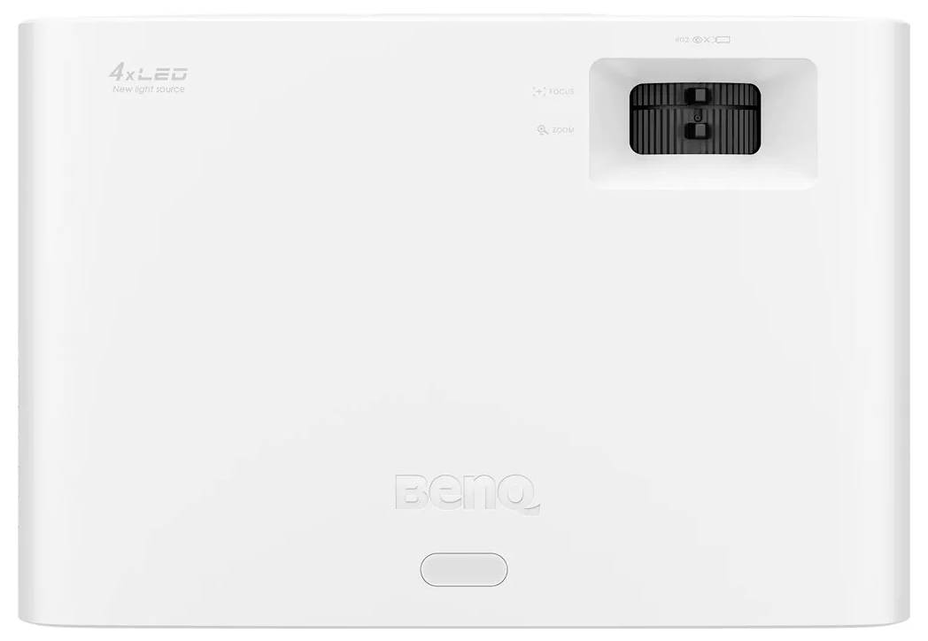 Un proiettore bianco BenQ visto frontalmente, che mostra l'obiettivo e le aree di ventilazione, con il logo del marchio vicino alla parte inferiore.