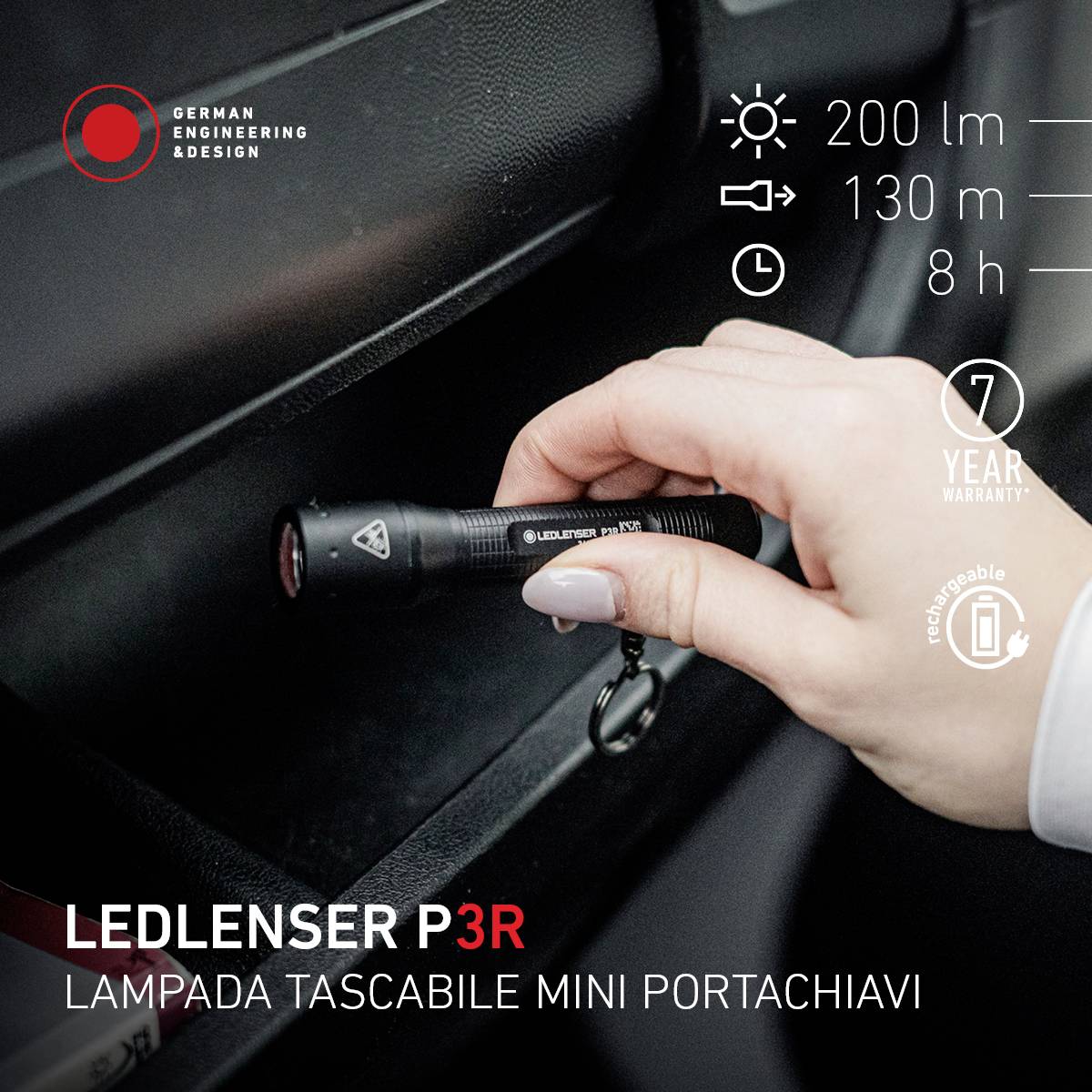 Una mano tiene una torcia LED 'LEDLENSER P3R'. Luminosità 200 lm, portata 130 m, durata 8 h, garanzia di 7 anni, ricaricabile.