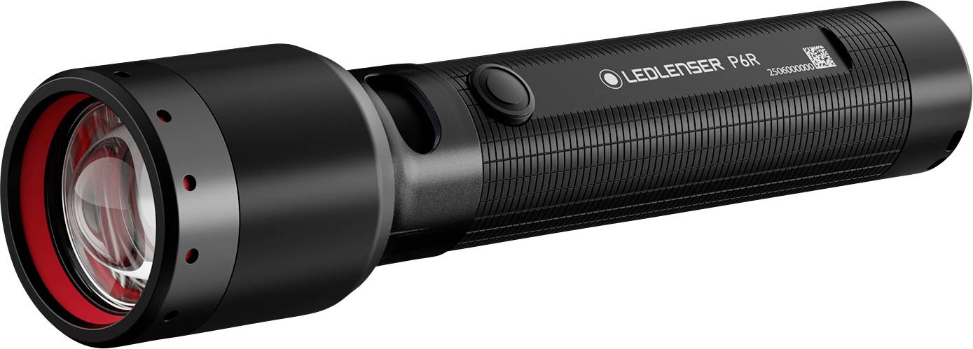 Una torcia elettrica a LED nera, modello P6R, con impugnatura testurizzata e un bordo interno dell'obiettivo rosso, mostrata da un angolo laterale.