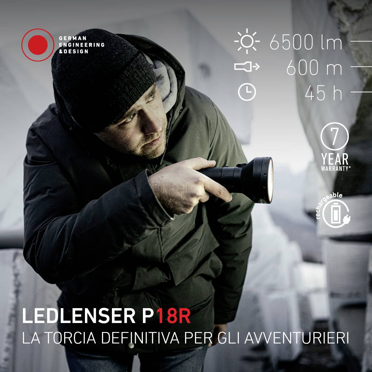 Un uomo tiene in mano una torcia. Testo: 'LEDLENSER P18R', '6500 lm', '600 m', '45 h', '7 anni di garanzia', 'Ricaricabile'.