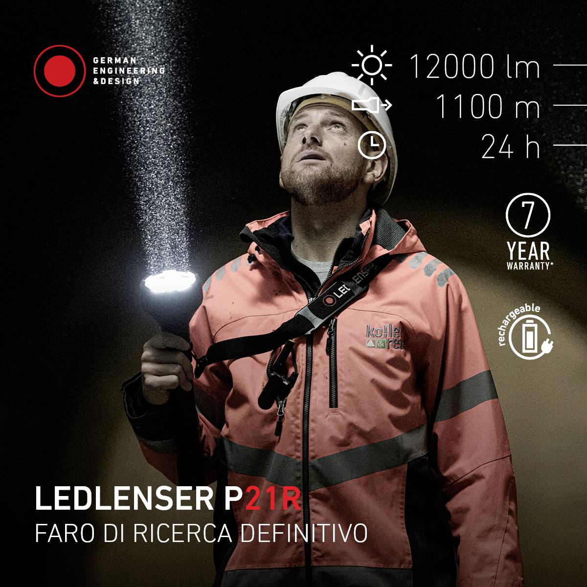 Un uomo con una giacca protettiva tiene in mano una potente torcia a LED. Testo: 'LEDLENSER P21R Proiettore di ricerca definitivo'. 12000 lm, 1100 m, 24 h, 7 anni di garanzia.