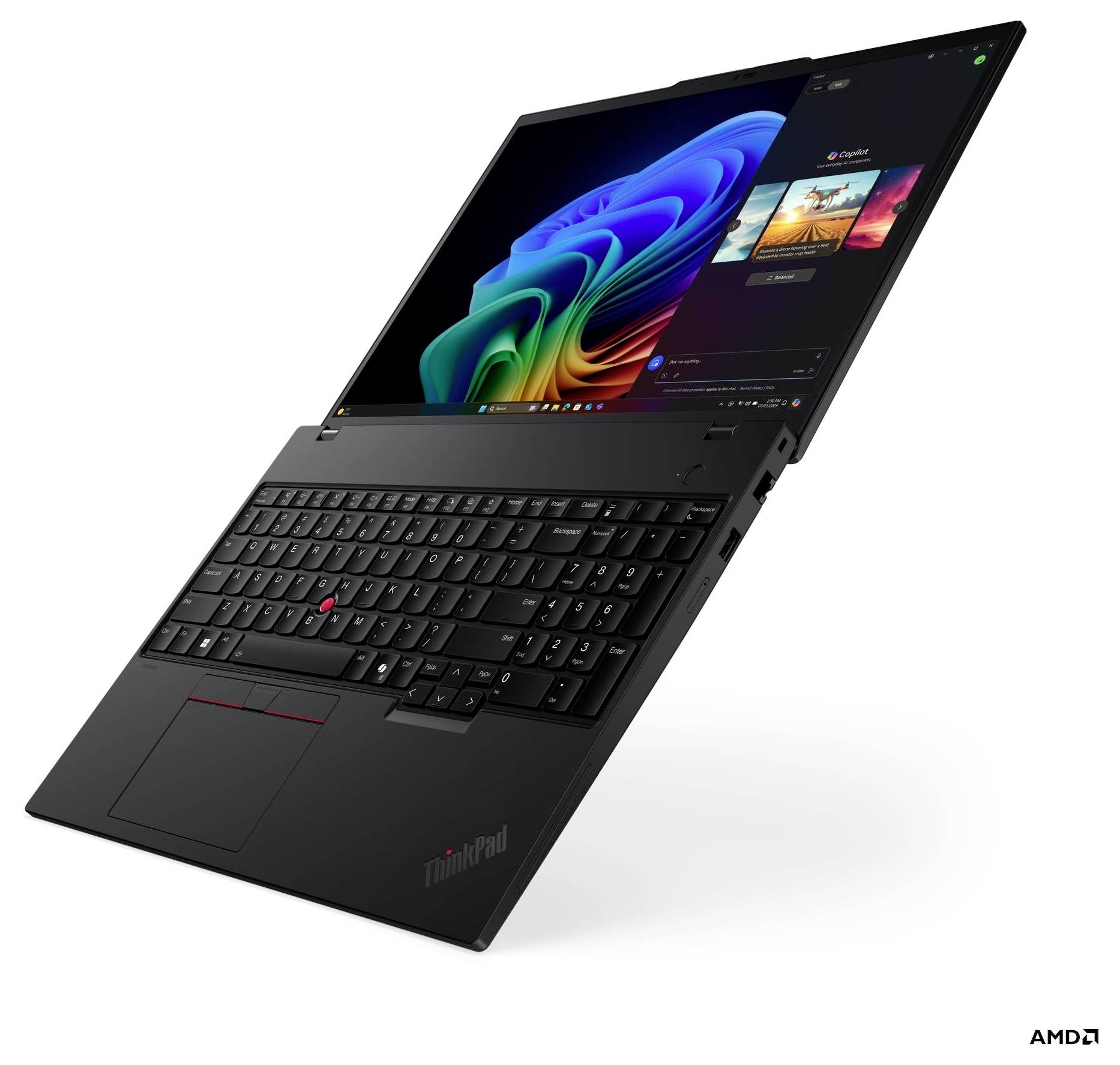 Un laptop nero che mostra grafica colorata sullo schermo, con una tastiera completa e un trackpoint rosso con il logo AMD in basso a destra.