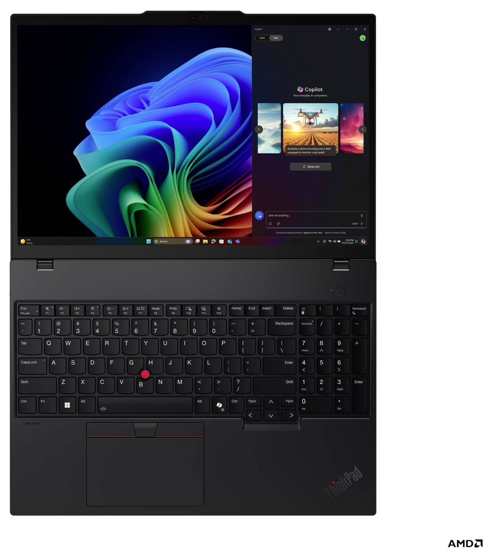 Un laptop con uno sfondo astratto colorato sullo schermo, che presenta una tastiera completa e un logo 'ThinkPad', con il logo AMD nell'angolo.