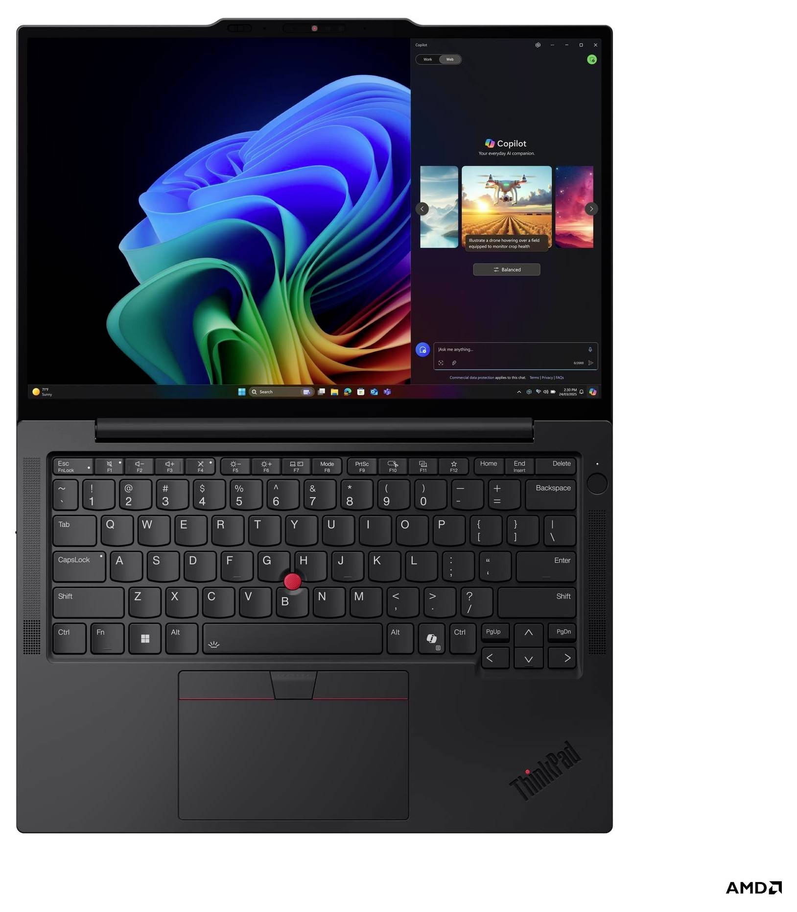 Un laptop nero che mostra il desktop di Windows con grafiche colorate su metà dello schermo e un'app di editing fotografico con immagini sull'altra metà.