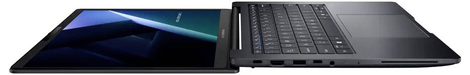 Un laptop sottile, nero, mostrato di lato con lo schermo completamente aperto. Il dispositivo presenta multiple porte, evidenziando le sue opzioni di connettività.