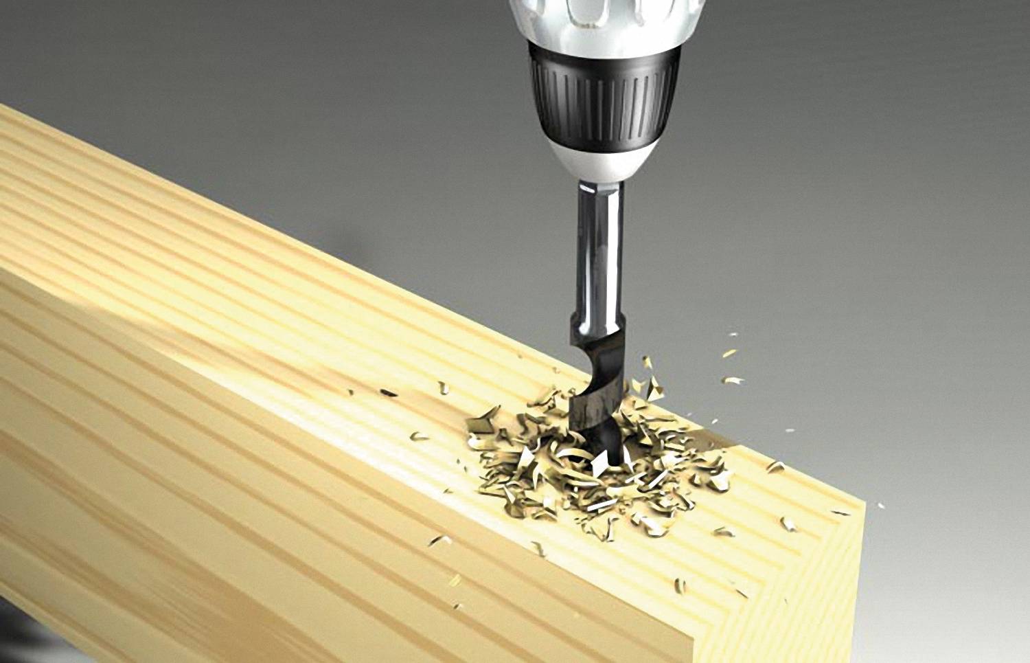 Trapano a percussione con una punta per legno che perfora una tavola di legno, creando trucioli.