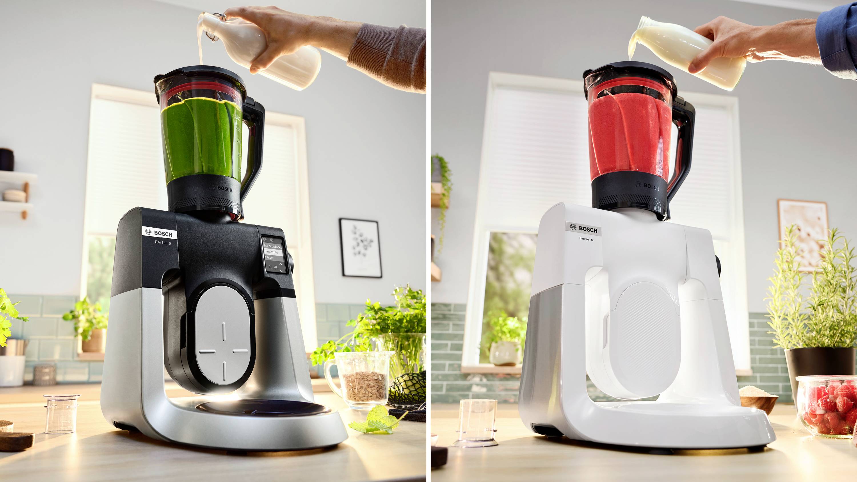 Due frullatori sono affiancati. Quello di sinistra frulla ingredienti verdi, quello di destra ingredienti rossi. Entrambi mostrano del latte che viene versato all'interno.