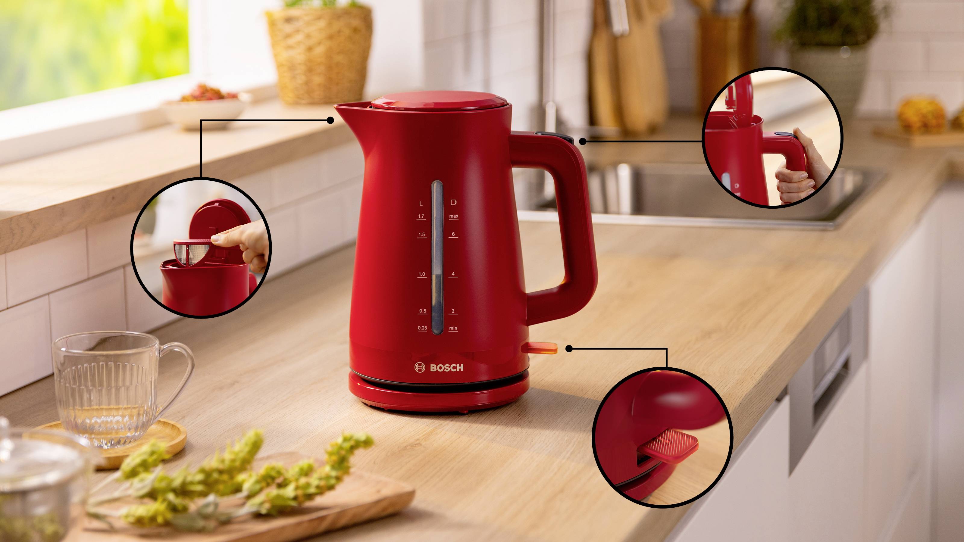 Un bollitore elettrico rosso su un piano di lavoro della cucina con dettagli ravvicinati che mostrano il coperchio, l'indicatore del livello dell'acqua e il pulsante del manico.