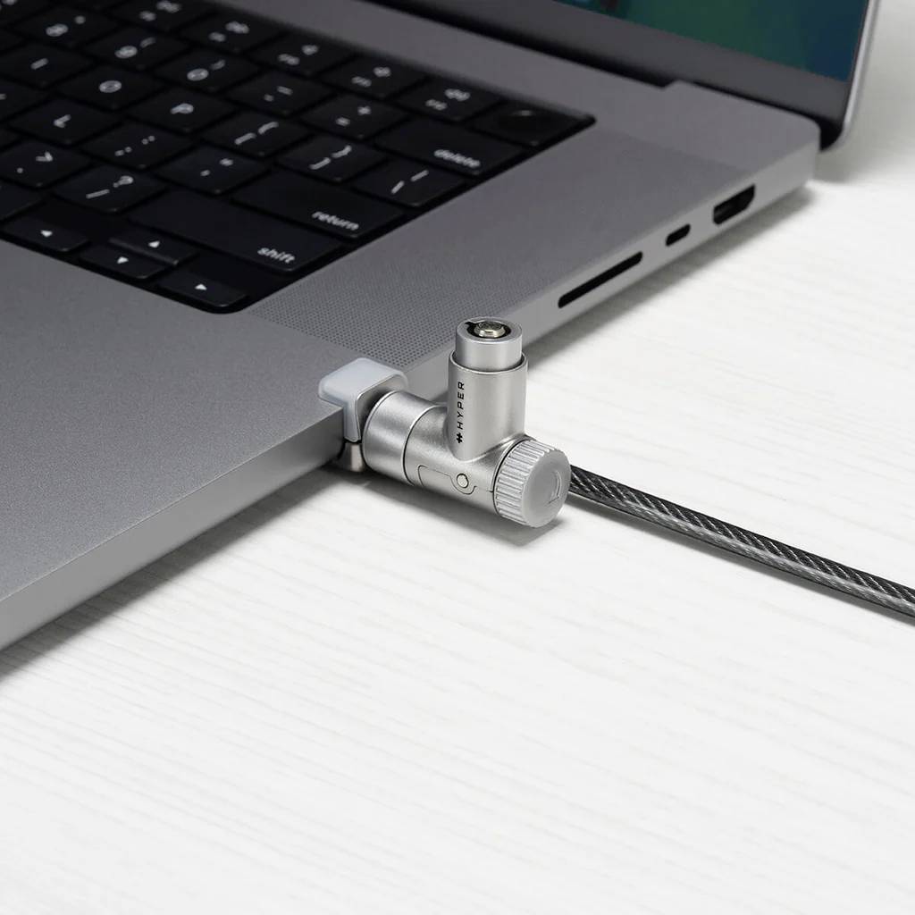 Un laptop con un lucchetto di sicurezza per cavo collegato, assicurato a una superficie, che illustra un metodo per prevenire il furto di dispositivi elettronici.