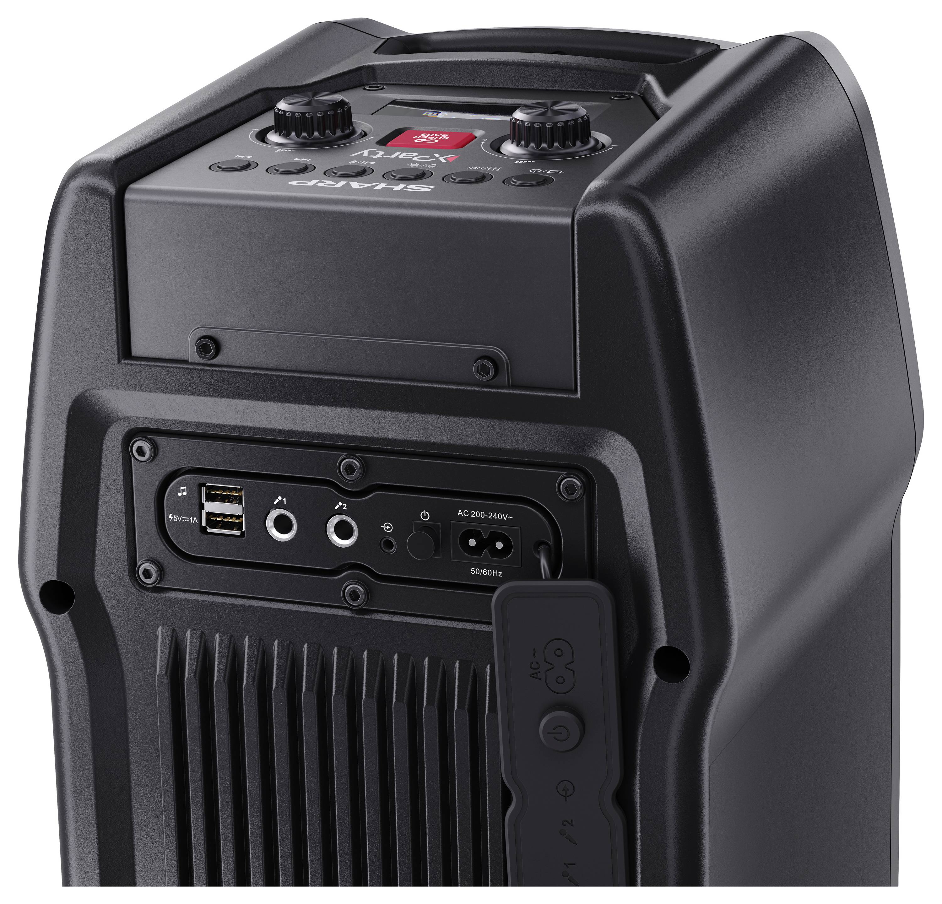 Un altoparlante portatile nero con pulsanti di controllo, porte di ingresso e un socket di alimentazione sul pannello posteriore, progettato per un utilizzo audio versatile.