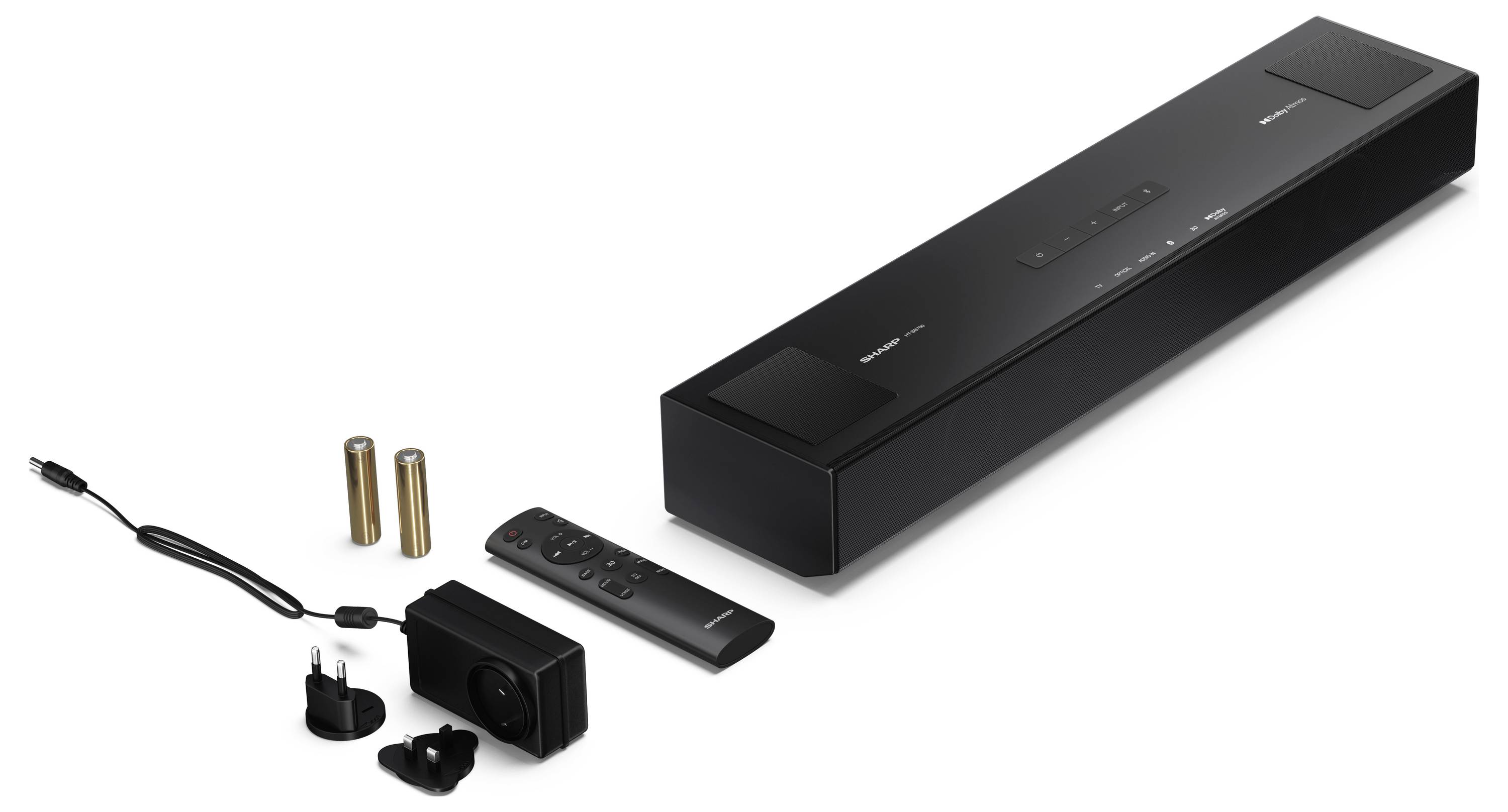 Una soundbar audio nera con accessori, tra cui un cavo di alimentazione, batterie, un telecomando e un adattatore, è esposta su uno sfondo bianco.
