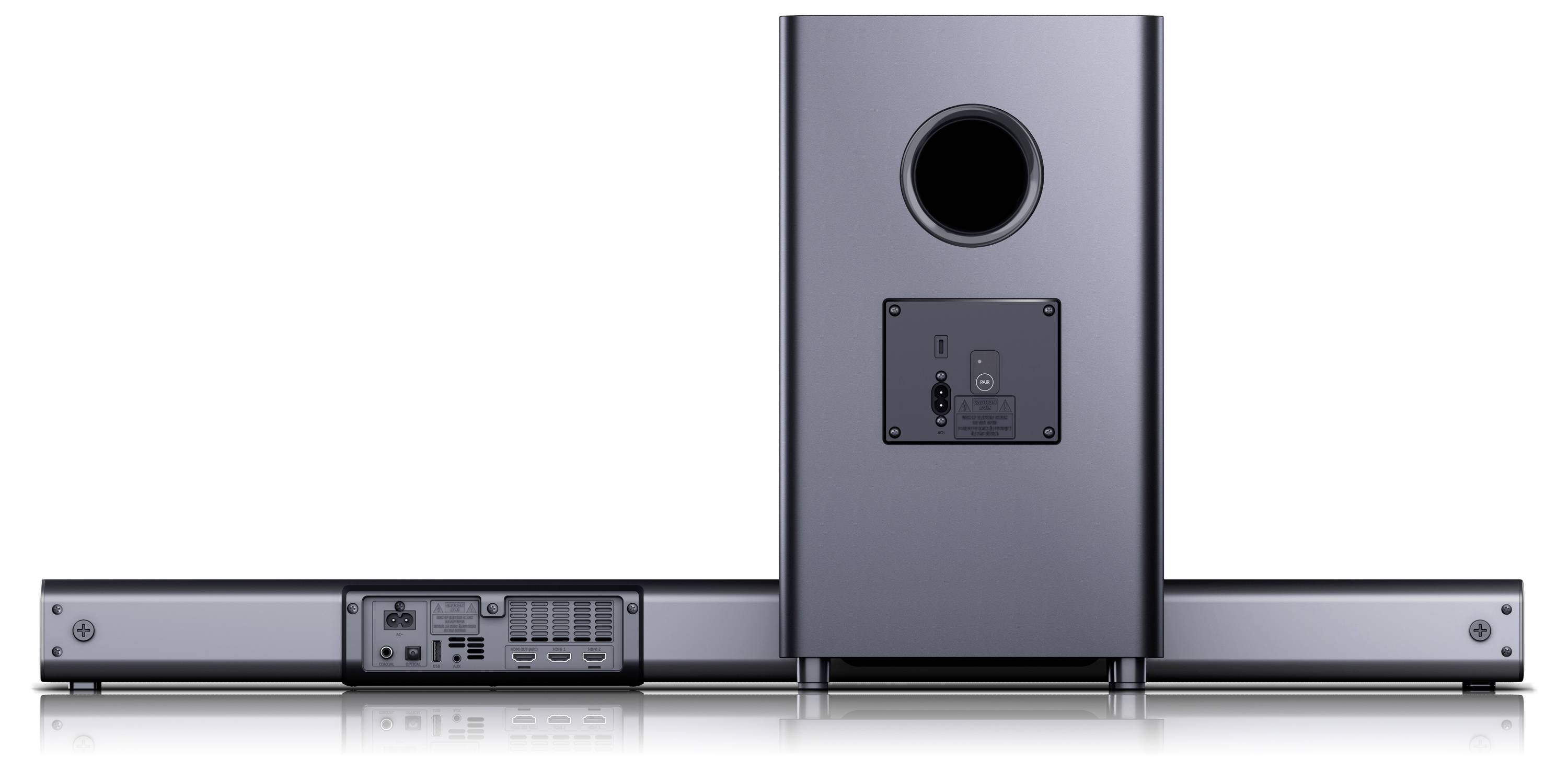 Un sistema audio elegante con un subwoofer nero e una soundbar orizzontale, che mostra i connettori e le porte del pannello posteriore, su uno sfondo bianco.