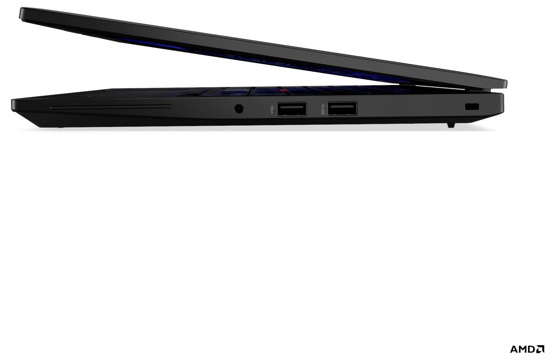 Laptop nero parzialmente aperto, vista laterale, che mostra le porte USB e il jack per le cuffie; logo AMD in basso a destra.