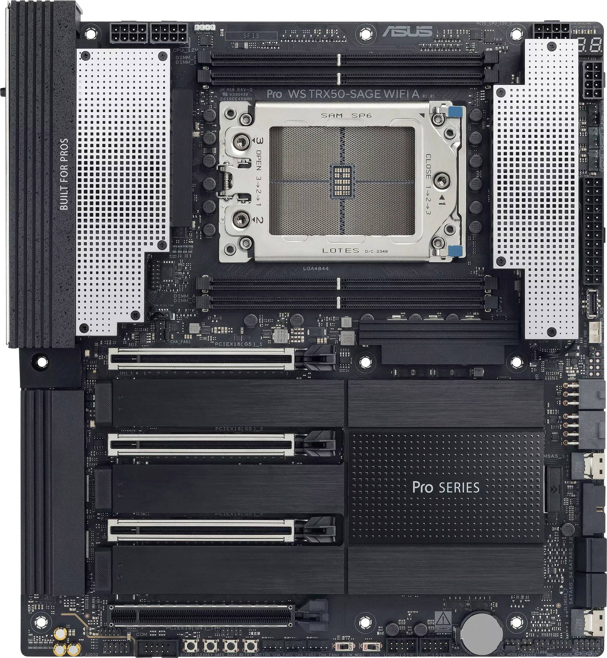 Scheda madre ASUS Pro WS TRX50-SAGE WIFI II con più slot PCIe, slot per RAM e un socket per CPU ben definito, progettata per l'elaborazione ad alte prestazioni.