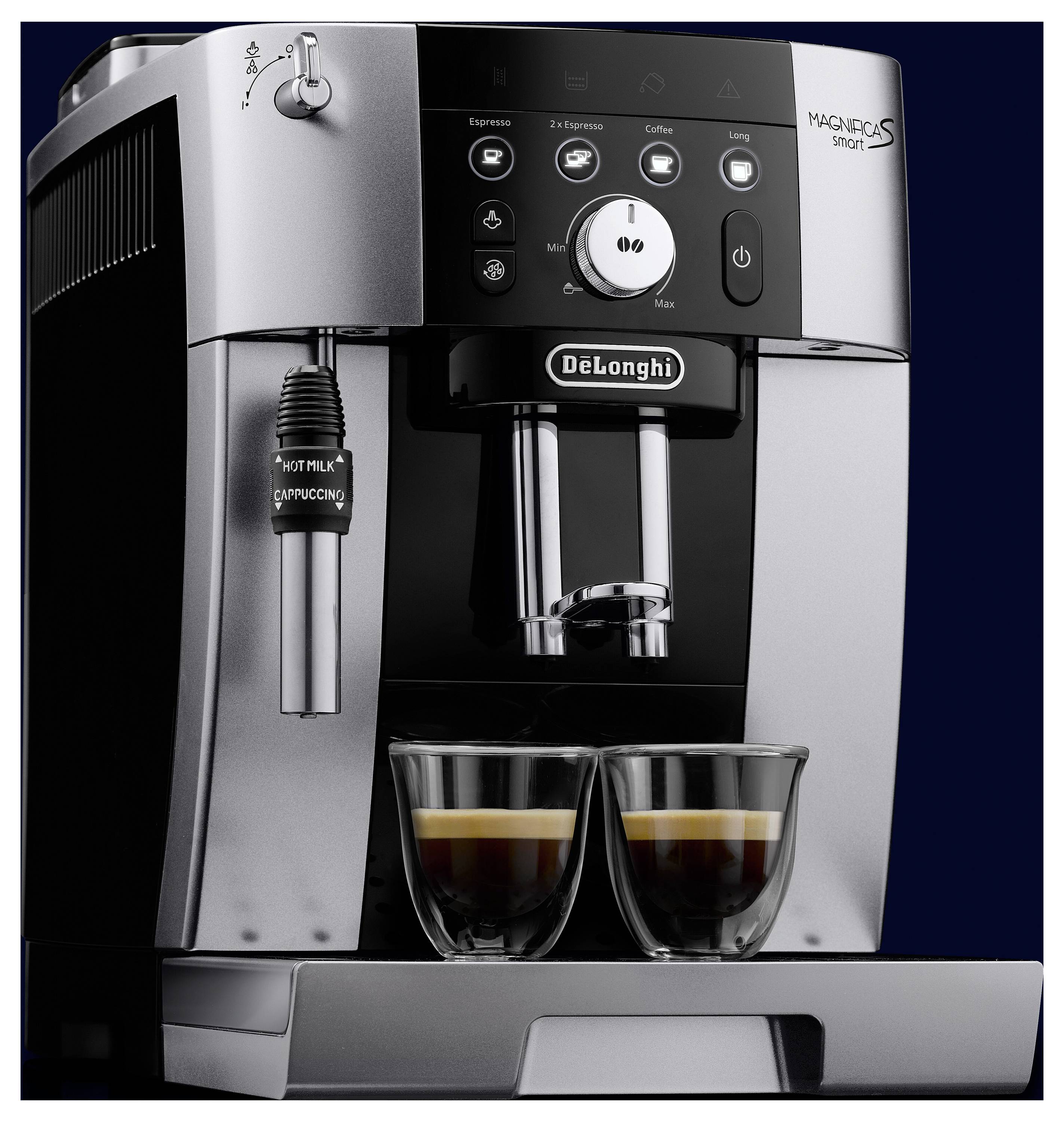 Una macchina per espresso DeLonghi Magnifica Smart con due tazze riempite. Le caratteristiche includono le opzioni 'latte caldo' e 'cappuccino'.