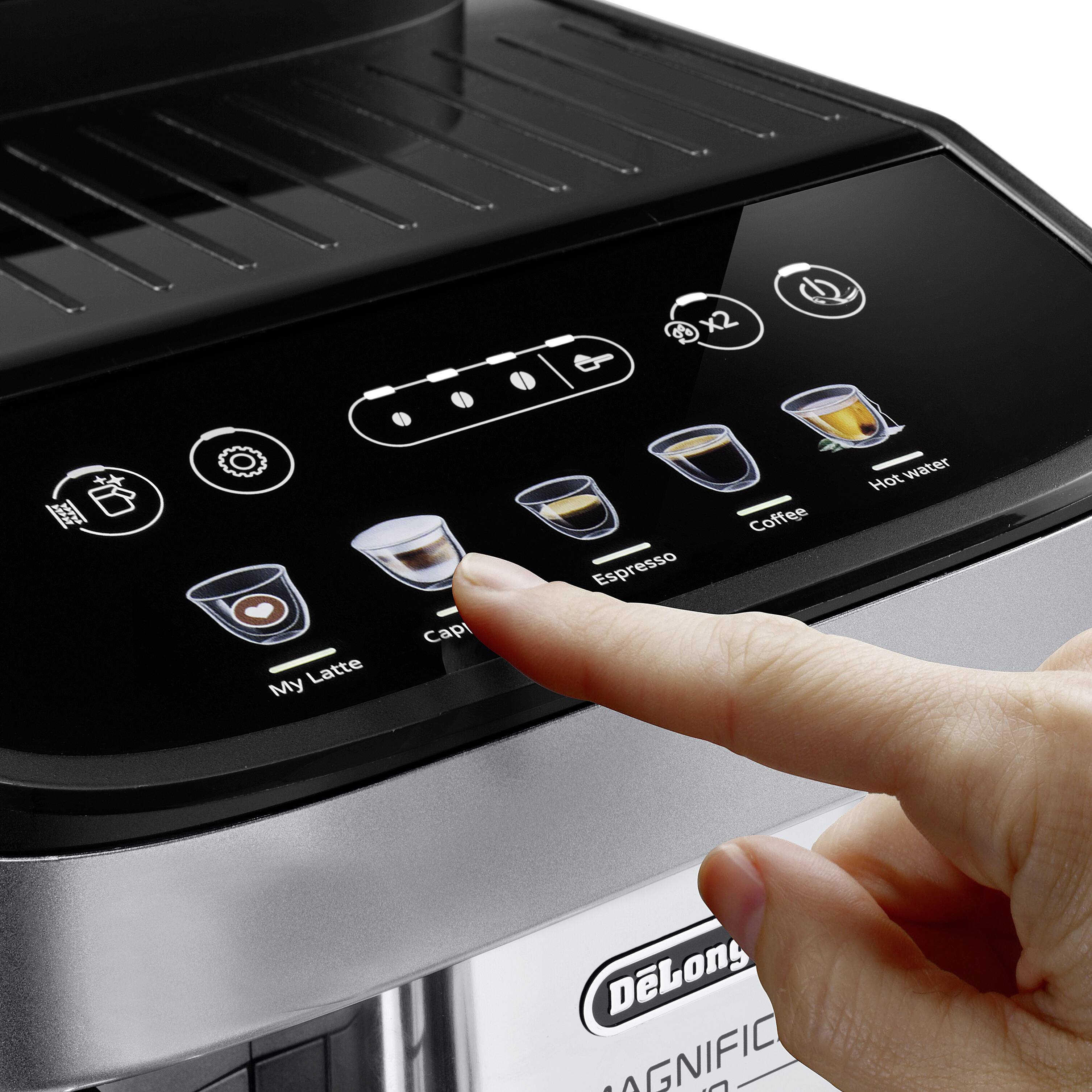 Un dito di una persona tocca lo schermo tattile di una macchina da caffè moderna, selezionando tra le opzioni: My Latte, Cappuccino, Espresso, Caffè, Acqua Calda.