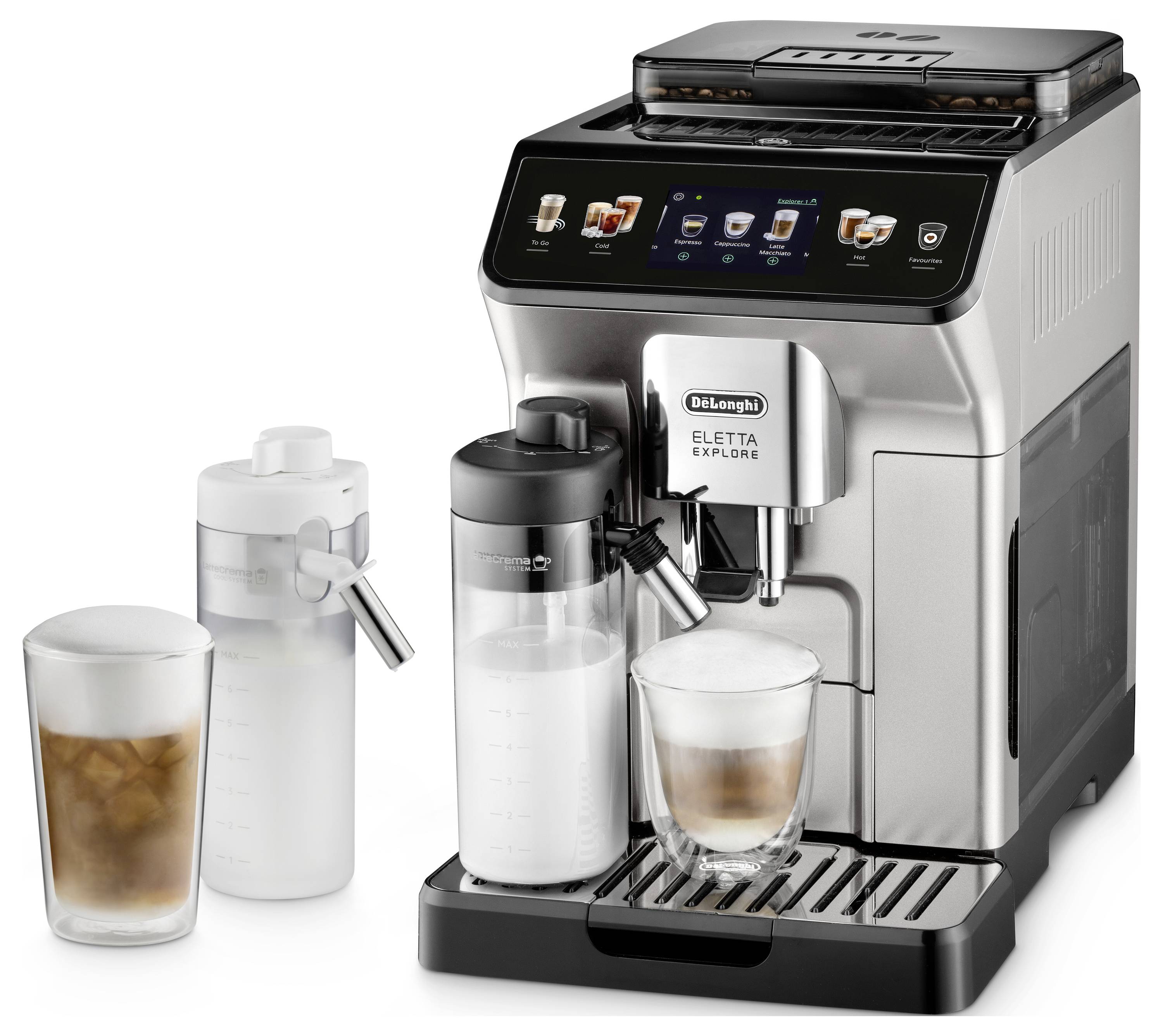 Una macchina per espresso in argento con un display digitale, che mostra la preparazione di un latte. Nelle vicinanze ci sono due caraffe per montare il latte e una bevanda ghiacciata.