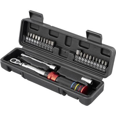 Un kit di strumenti con una chiave a cricchetto, vari bit per cacciaviti e un attacco in una custodia di plastica nera.