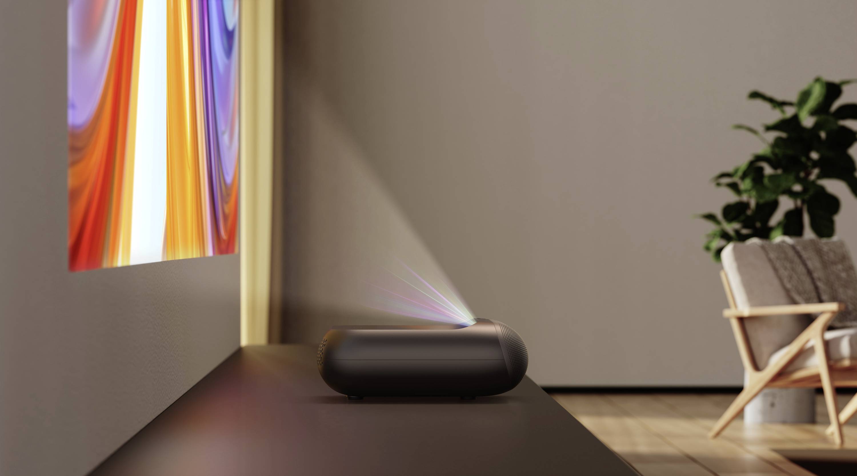 Un proiettore compatto emana un display vivace e colorato su una parete in un soggiorno moderno con una poltrona accogliente e una pianta in vaso nelle vicinanze.
