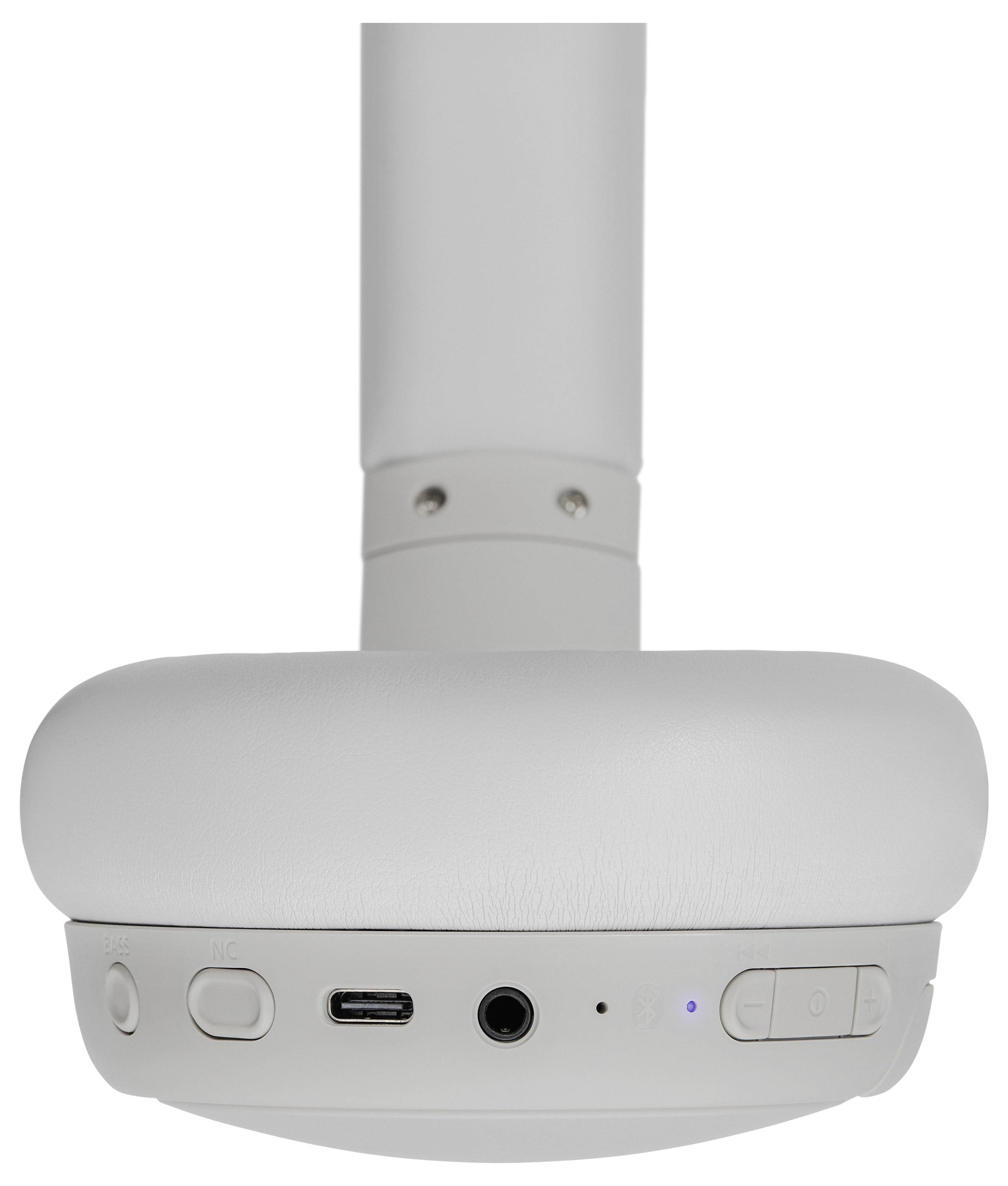 Primo piano di una cuffia che mostra i pulsanti di controllo e le porte sulla conchiglia dell'auricolare, inclusi una porta USB-C e un pulsante di accensione.