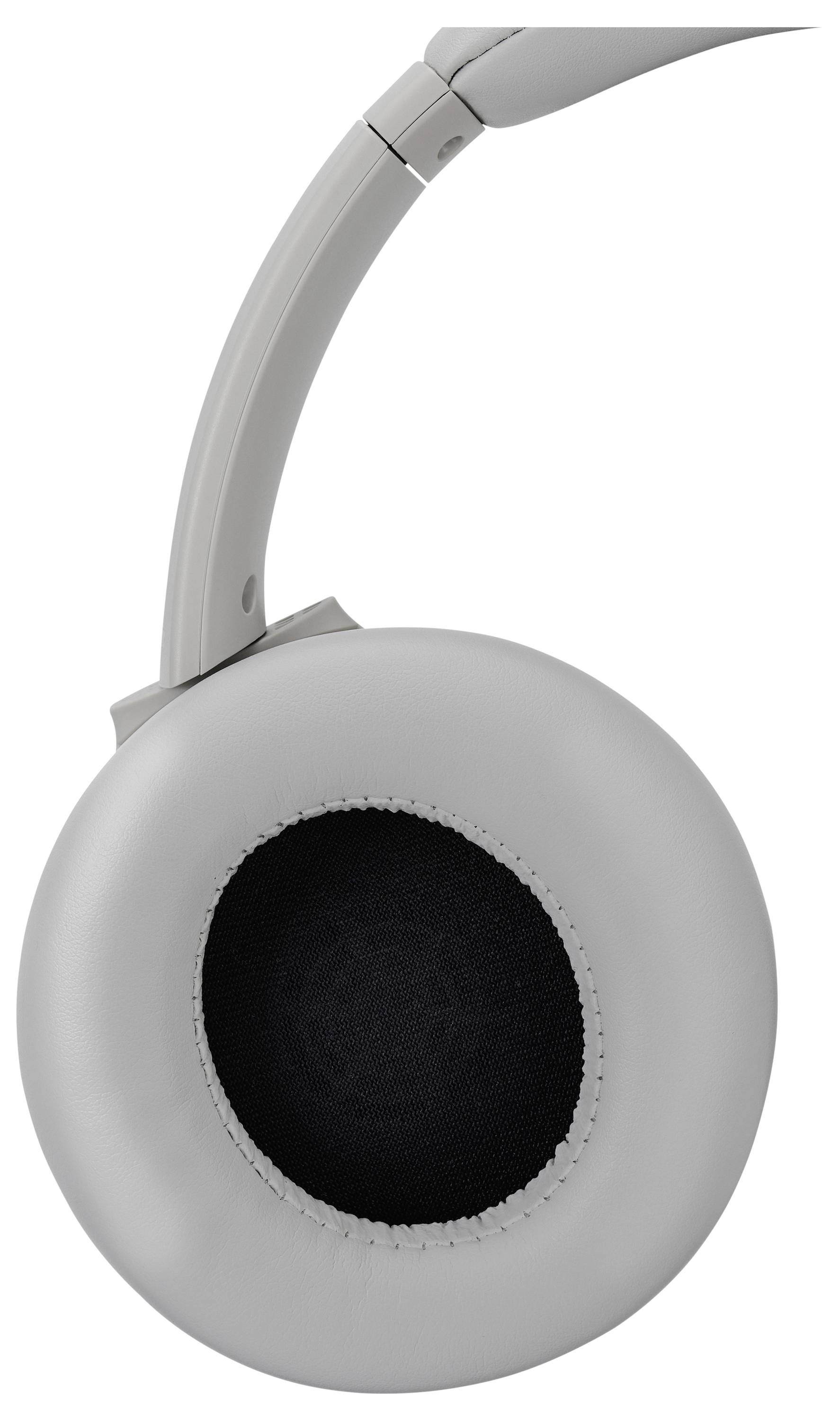 Un'immagine ravvicinata di una cuffia grigia, che mostra la superficie esterna imbottita e l'area del diffusore interna con griglia nera.