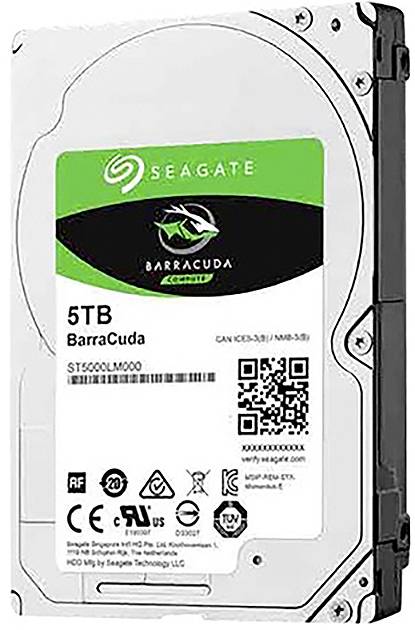 Un'unità disco rigido interna Seagate BarraCuda da 5TB con un'etichetta verde e bianca, che mostra la capacità di archiviazione e il logo del marchio.