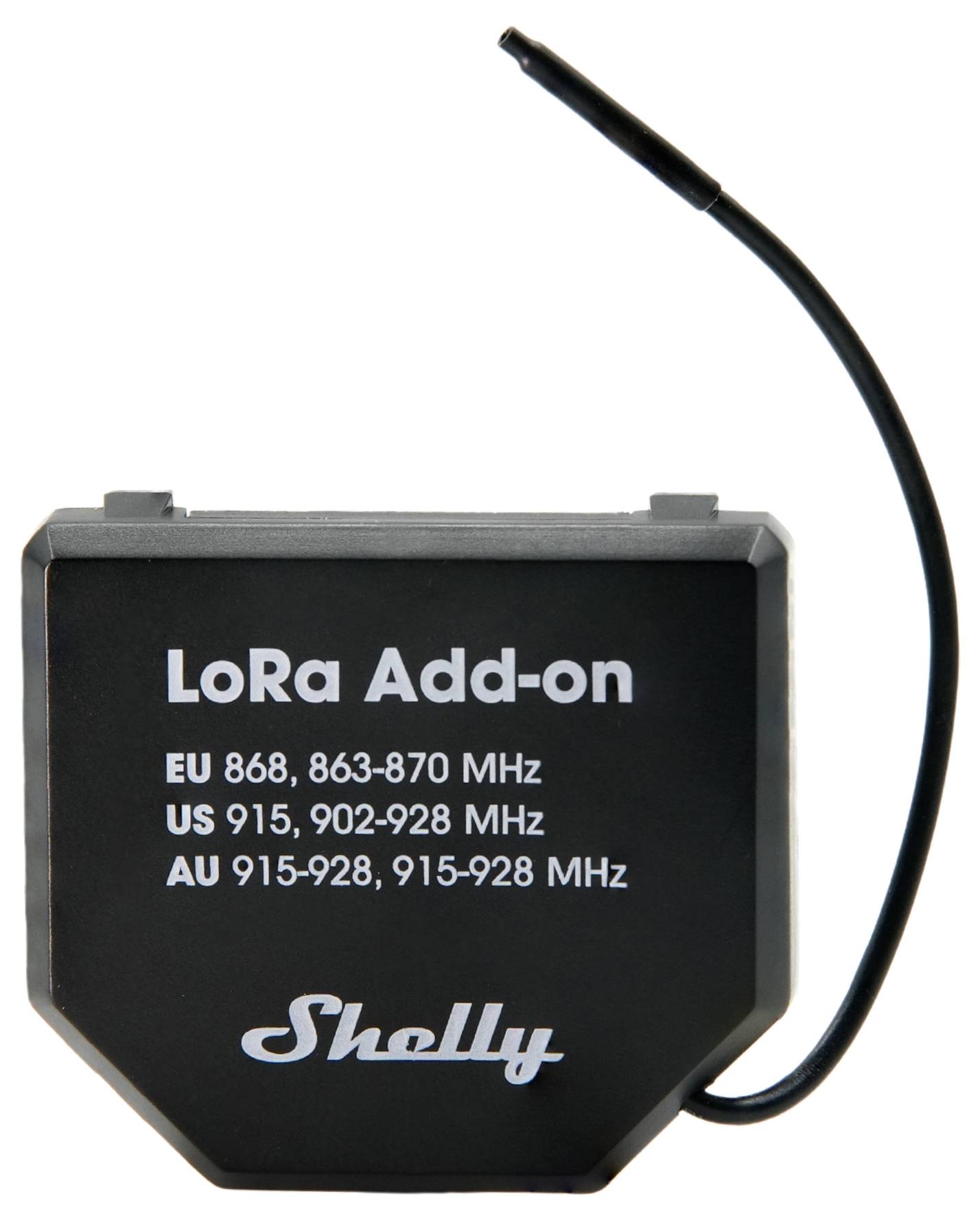 Dispositivo 'Shelly LoRa Add-on' con intervalli di frequenza per UE, USA e AU visualizzati sulla sua superficie, con antenna collegata.