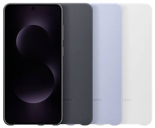 Quattro custodie per smartphone in nero, grigio scuro, blu chiaro e bianco sono disposte una accanto all'altra, mettendo in mostra il loro design essenziale e minimale.