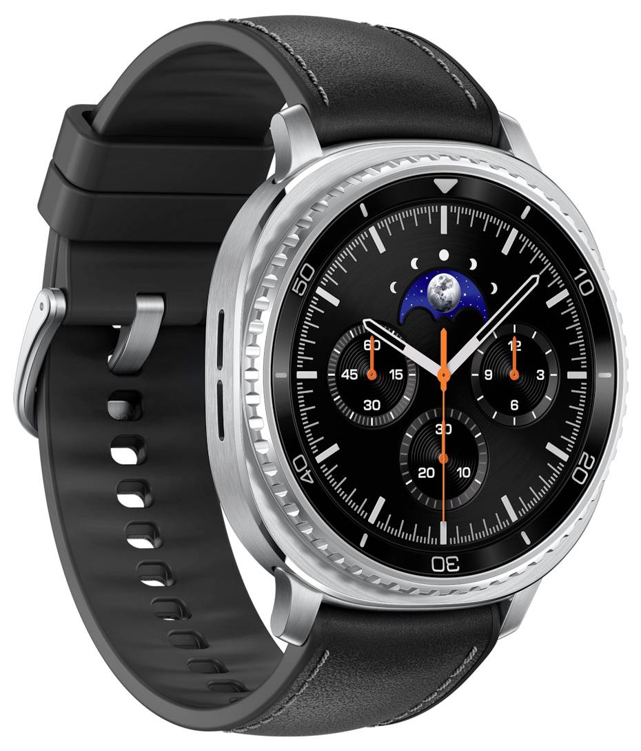 Un orologio smart in argento con un cinturino nero mostra un quadrante analogico. Presenta una visualizzazione delle fasi lunari e tre sottoquadranti per funzioni aggiuntive.