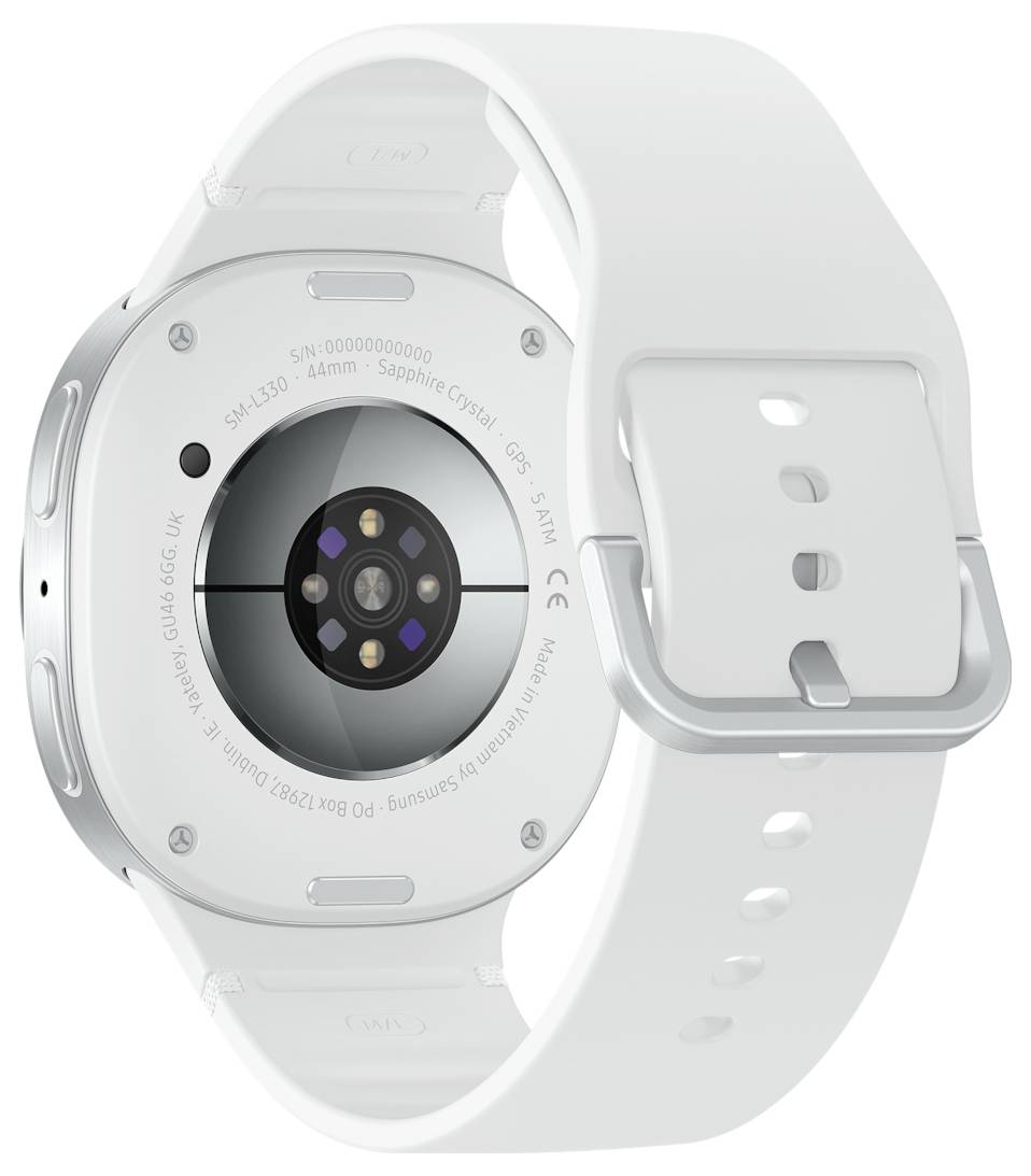 Un orologio intelligente bianco con cassa in metallo e un sensore per la frequenza cardiaca sul retro. Il cinturino bianco è regolabile ed è realizzato in un materiale liscio.