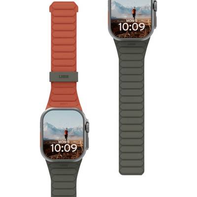 Due smartwatch con cinturini robusti mostrano una foto di una persona in un paesaggio montuoso e indicano l'ora e la data come 'LUN 5' e '10:09'.