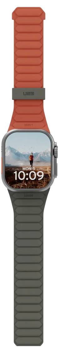 Smartwatch con cinturino robusto rosso e nero, che mostra l'ora '10:09' e un'immagine di sfondo con un paesaggio montano.