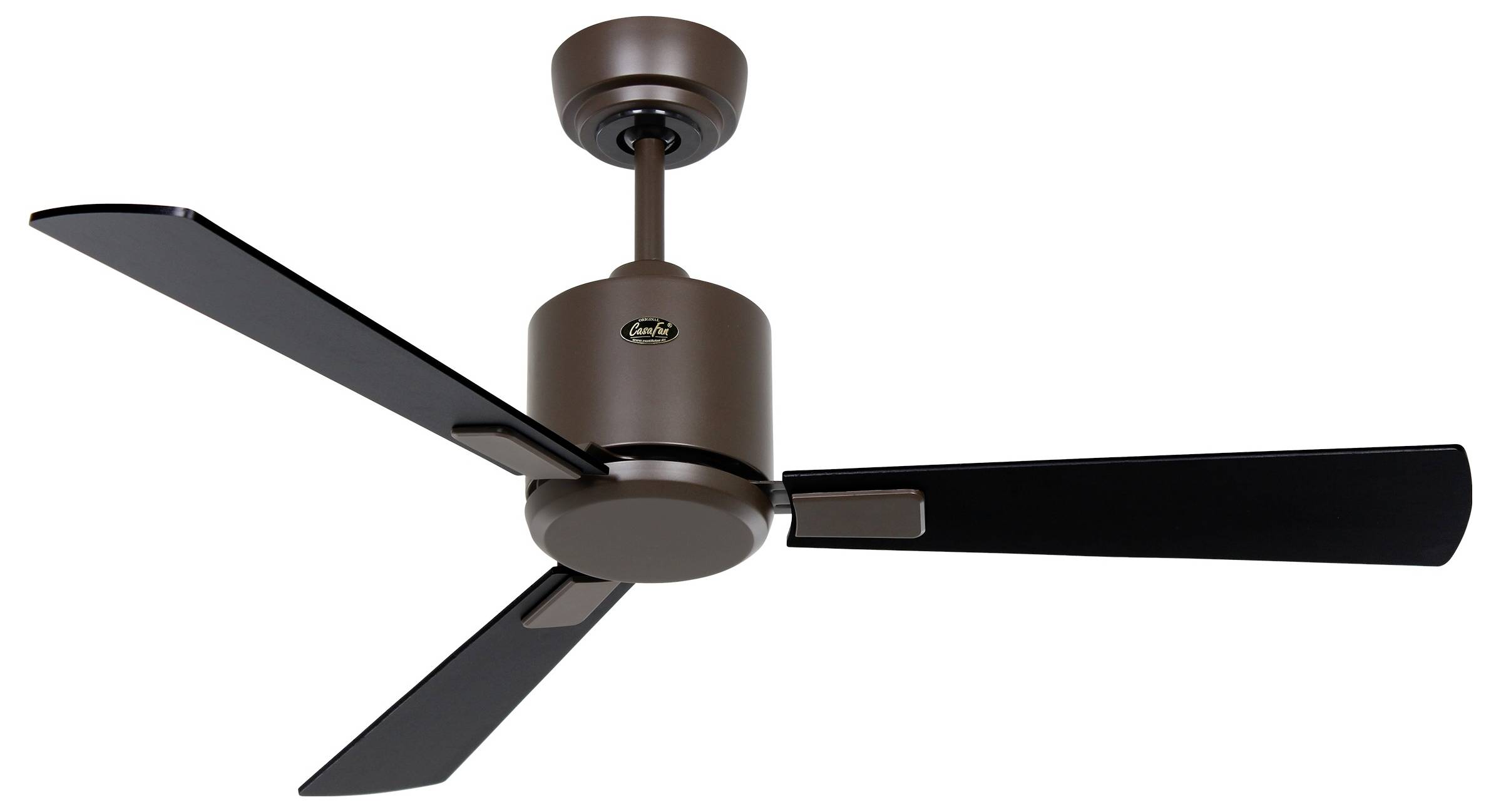 Un ventilatore da soffitto a quattro pale con alloggiamento del motore marrone e pale nere, progettato per il raffreddamento domestico e la circolazione dell'aria.
