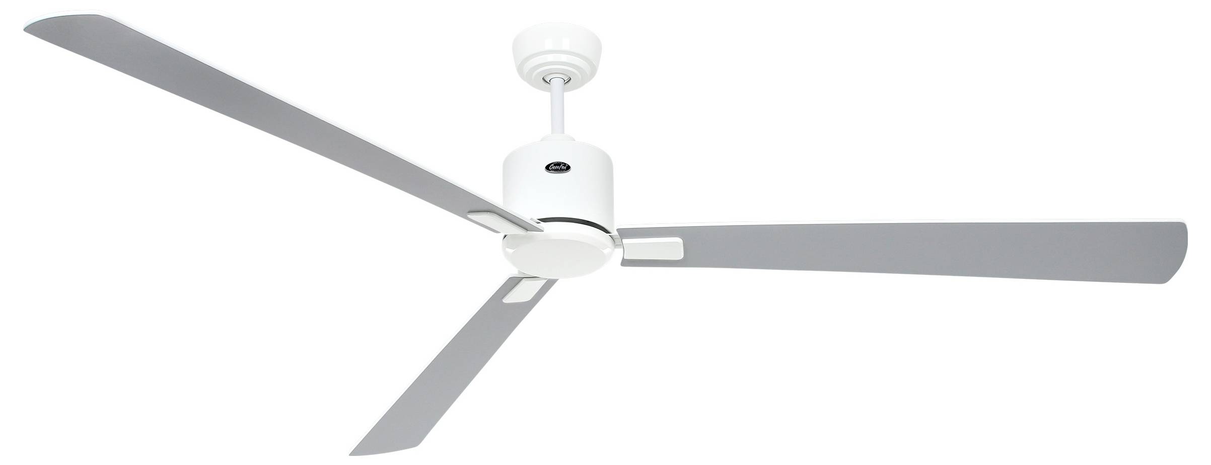 Ventilatore da soffitto bianco con tre pale metalliche, progettato per una circolazione dell'aria efficiente in una stanza.