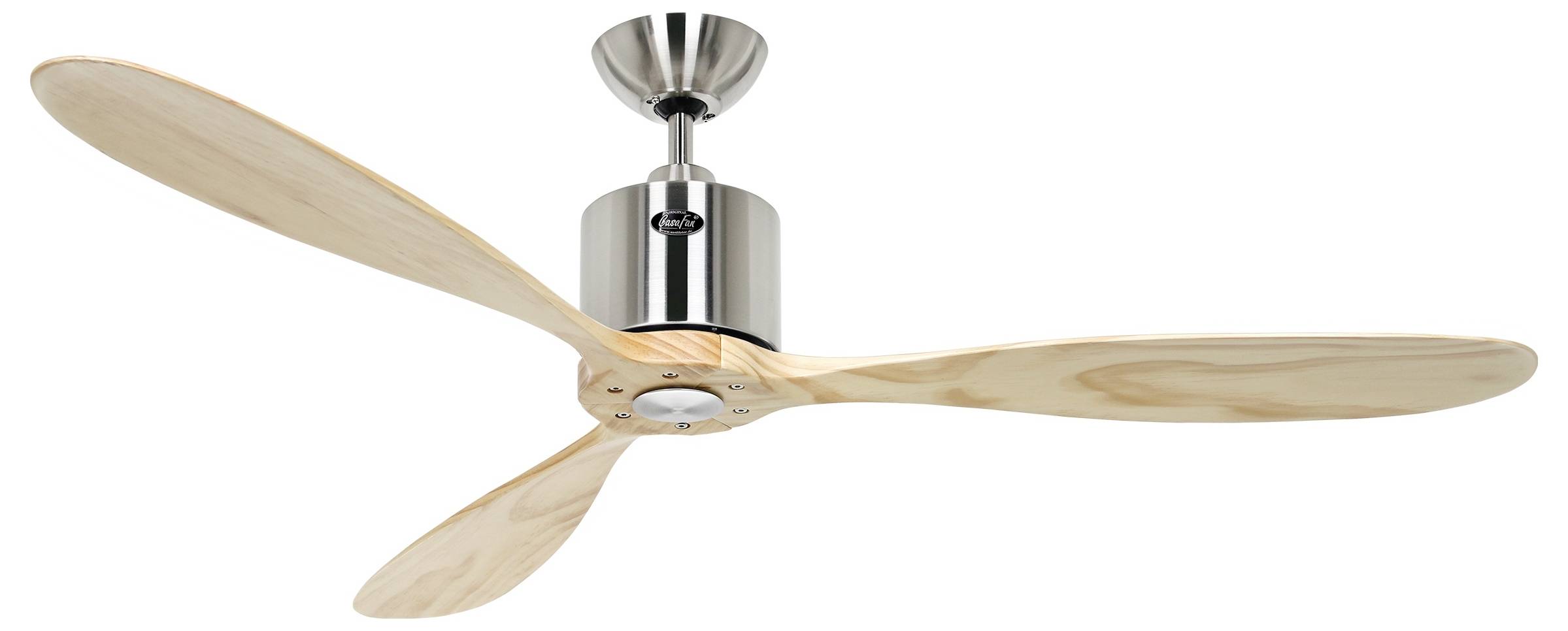 Ventilatore a soffitto con tre pale in legno e mozzo centrale metallico, montato su un supporto argentato.