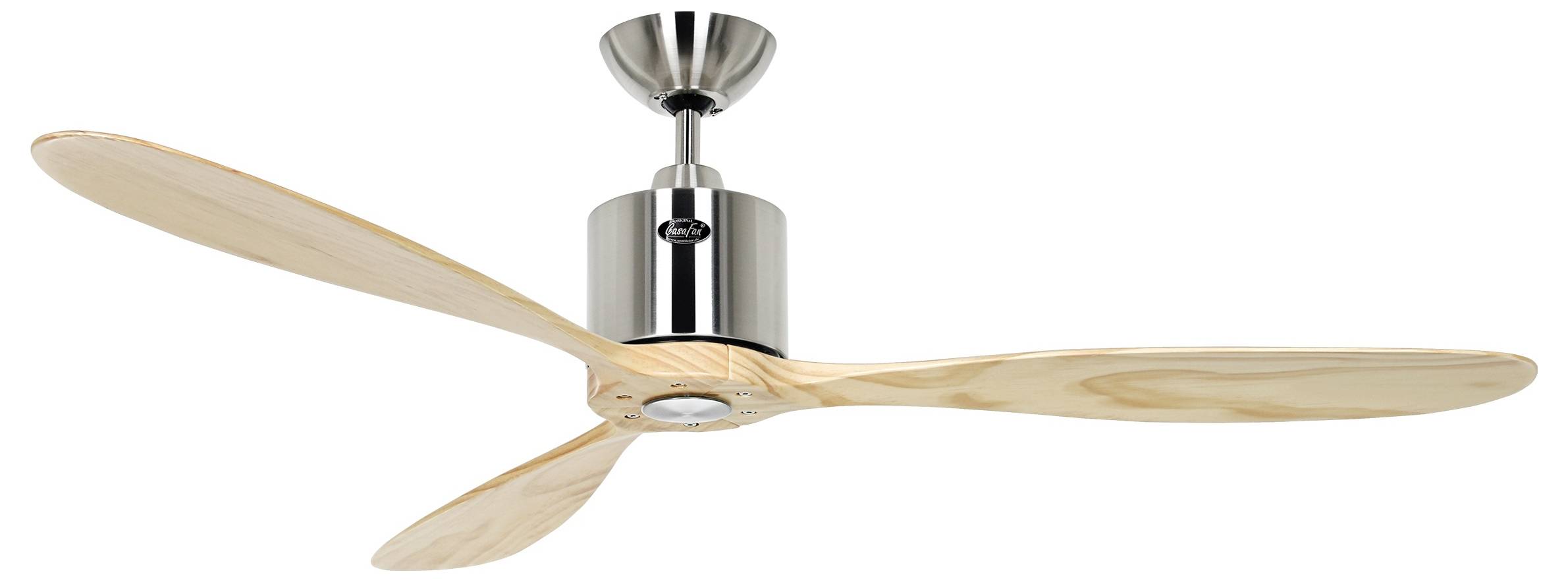 Un ventilatore da soffitto moderno con tre pale in legno chiaro e un corpo in metallo, progettato per uso interno domestico.