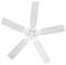 Un ventilatore da soffitto bianco con cinque pale di legno, equidistanziate, visto dal basso. Il ventilatore è fermo su uno sfondo neutro.