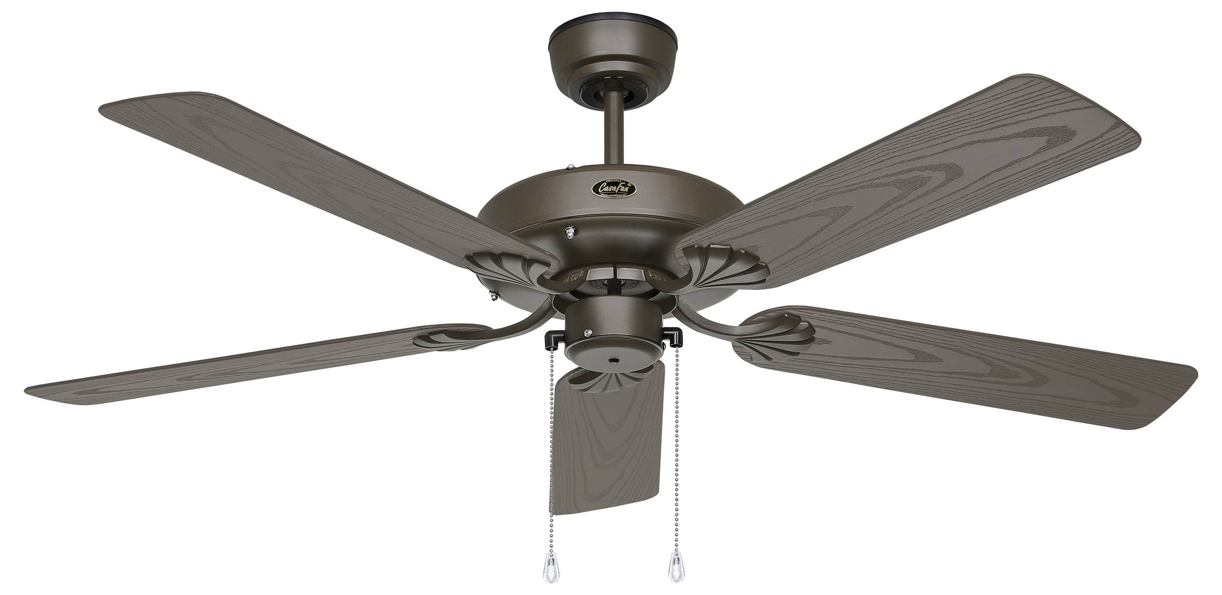 Ventilatore da soffitto marrone con quattro pale in legno, un alloggiamento motore circolare e due catenelle.